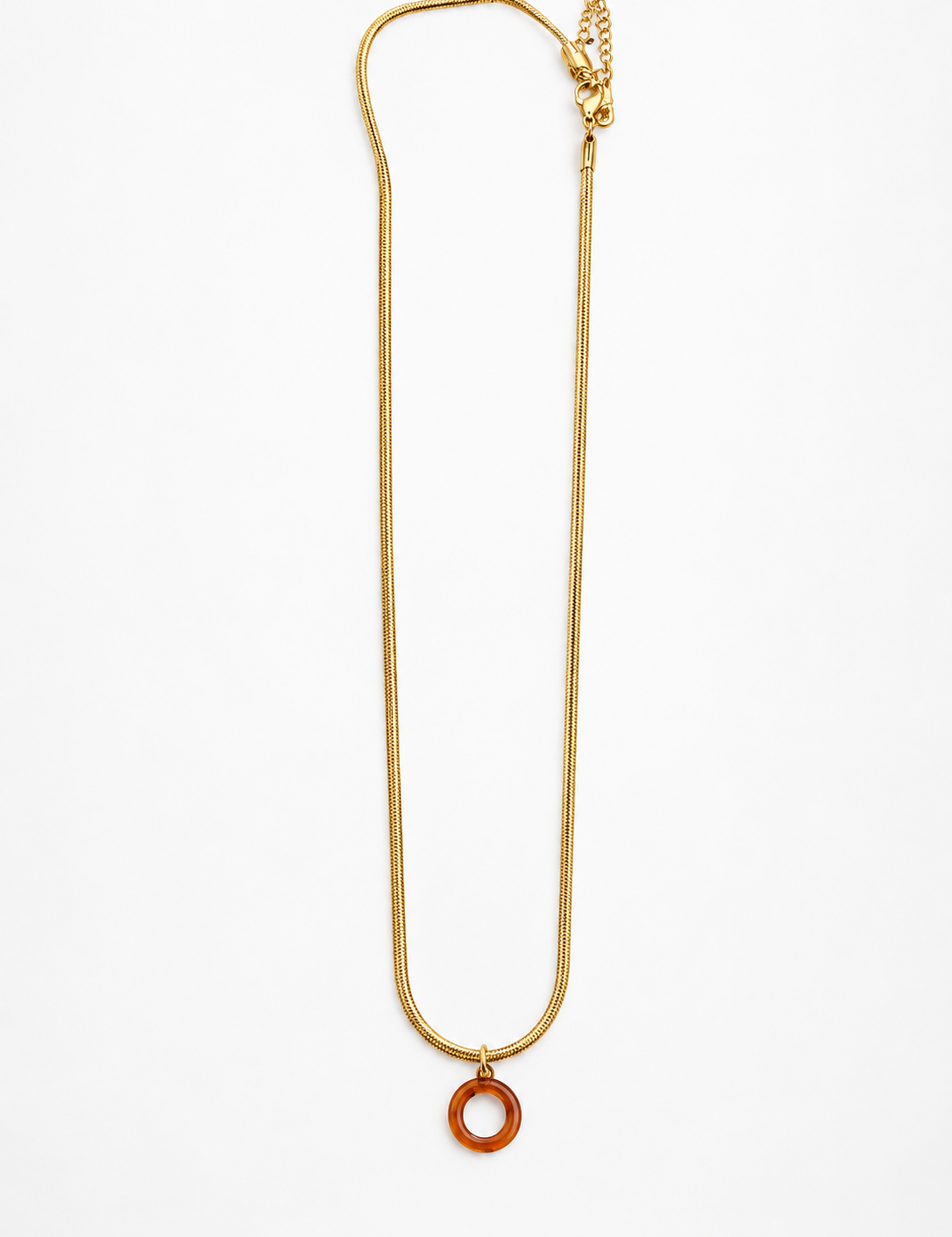 Collier Initial Serpentia doré en maille serpent à initiale O, sur fond blanc - Ordiajade