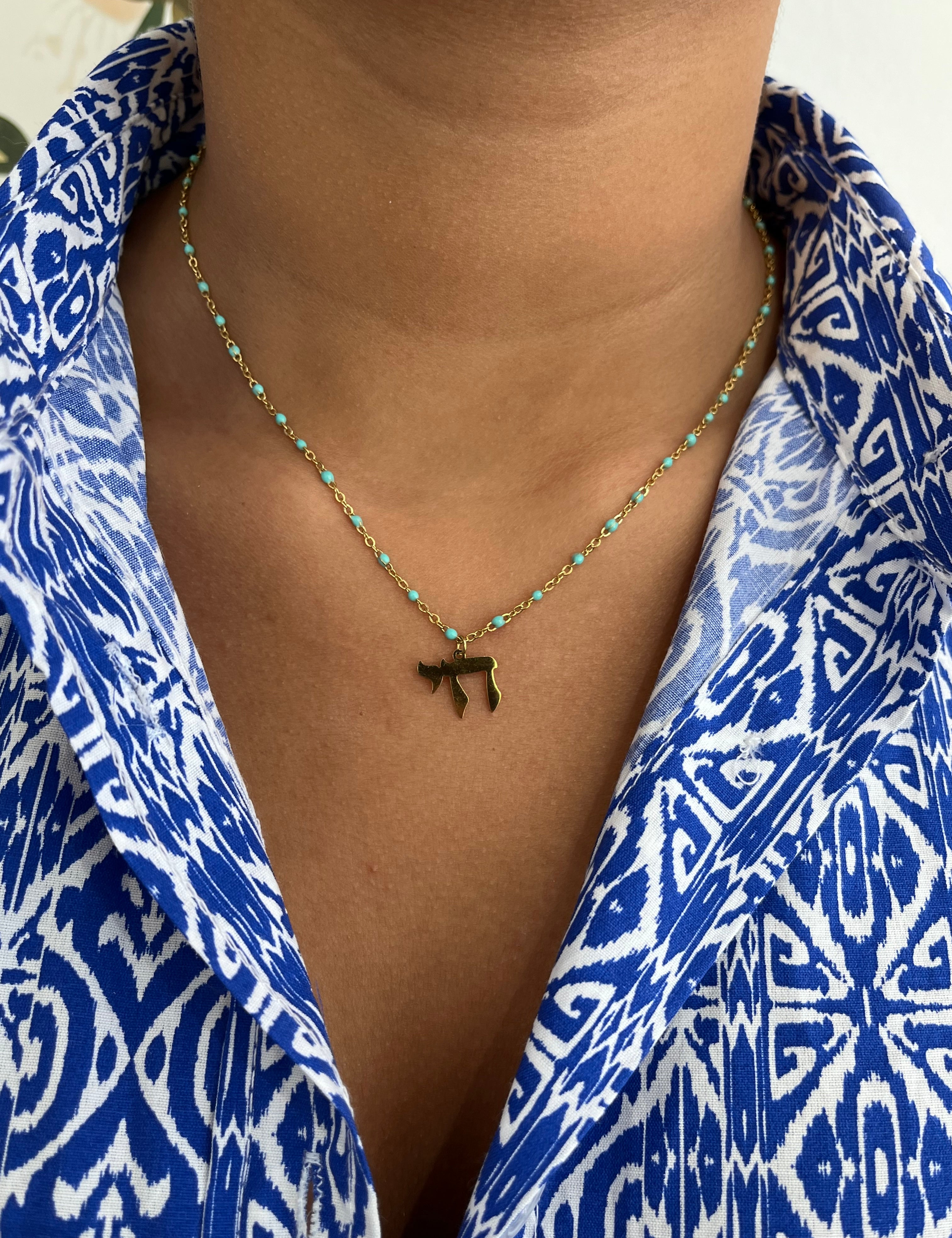 Collier Minie Vie à petites perles bleues porté avec une chemise bleue - Ordiajade