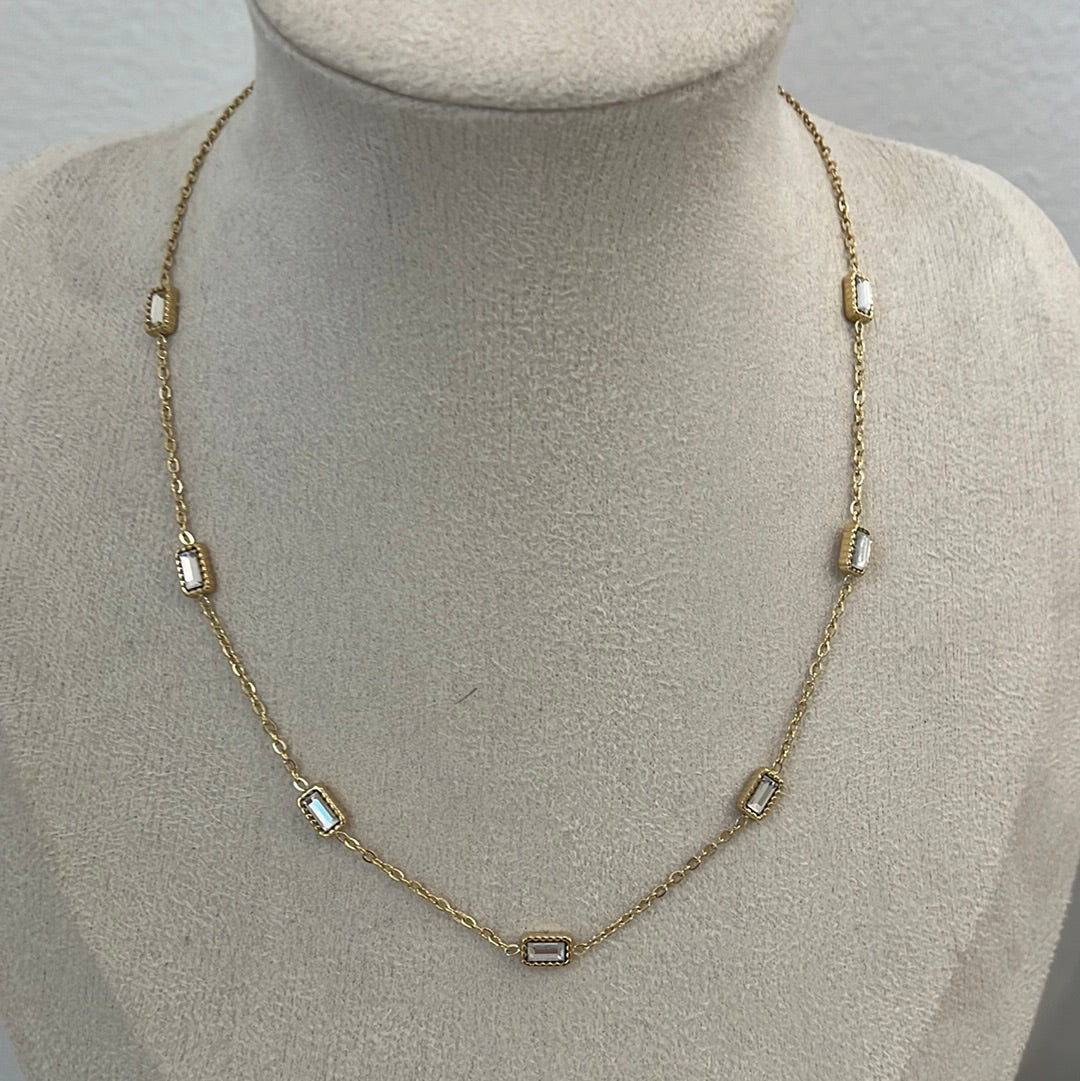 Collier Bloom doré à petites pierres rectangulaires blanches, présenté sur un buste - Ordiajade