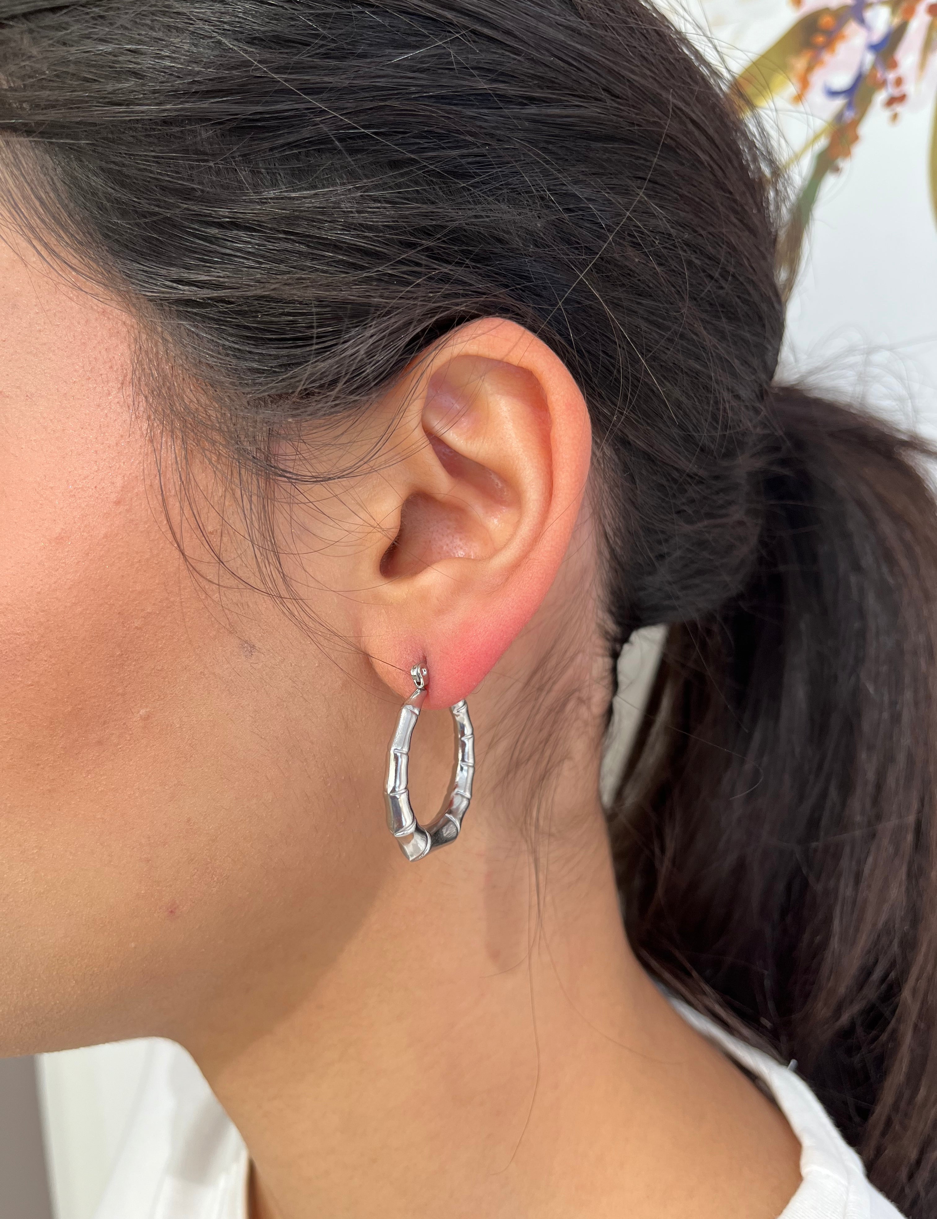 Boucles Lor, créoles ovales argentées et allongées portées à l'oreille - Ordiajade