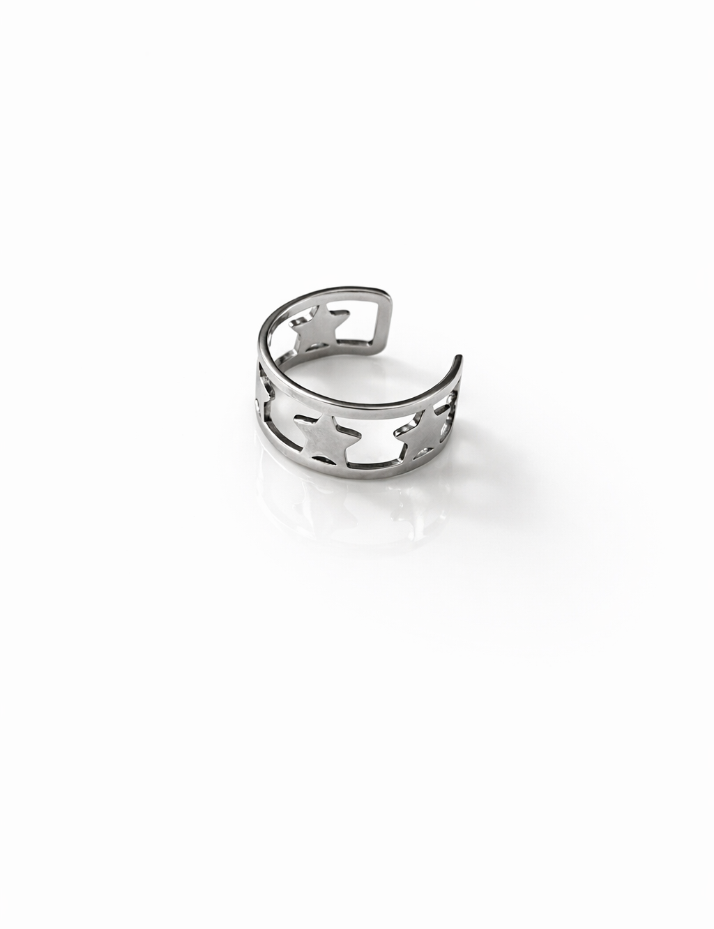 Earcuff Étoilé argenté ajouré de petites étoiles, sans perçage, sur fond blanc - Ordiajade