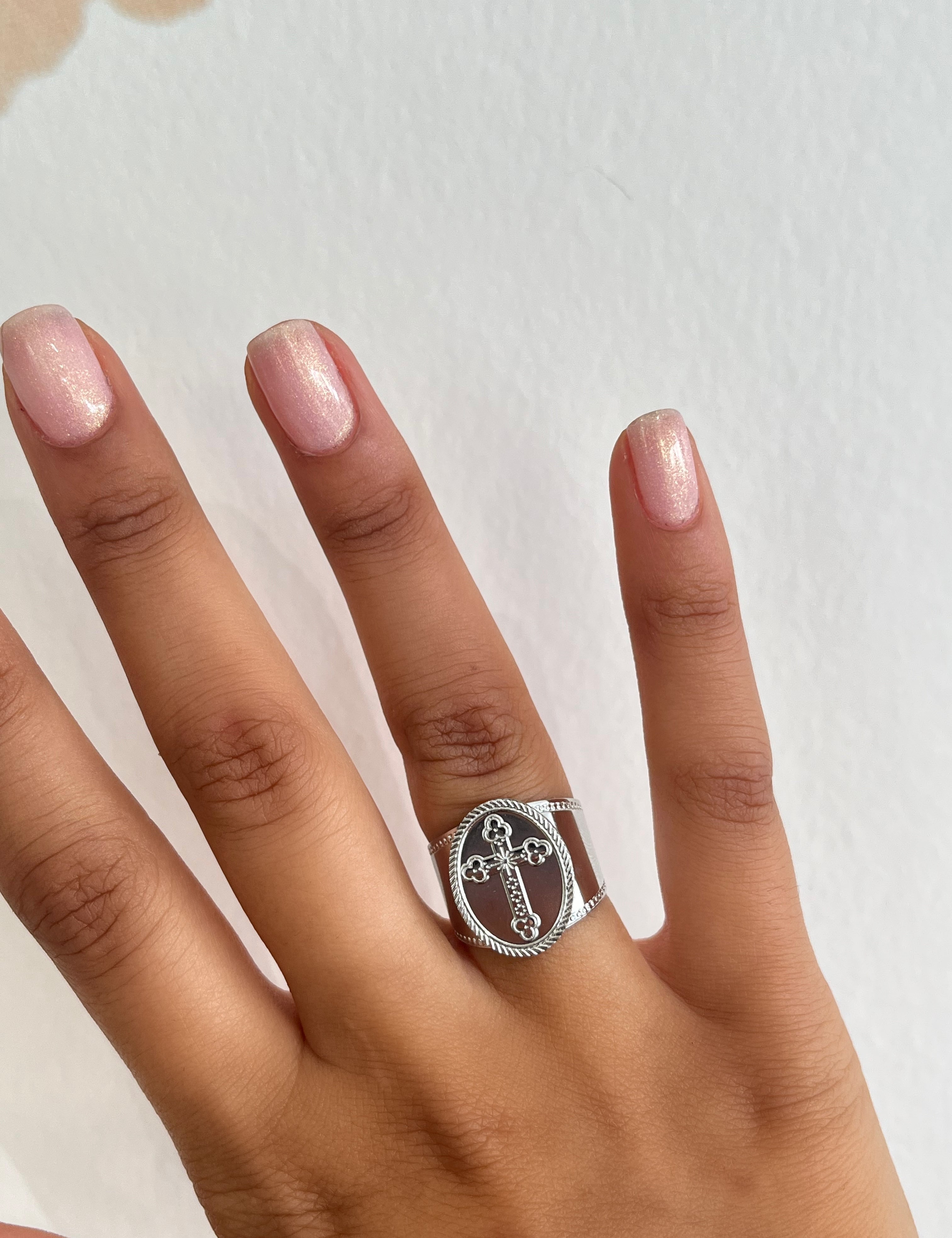 Bague Cruz, chevalière argentée gravée portée au doigt - Ordiajade