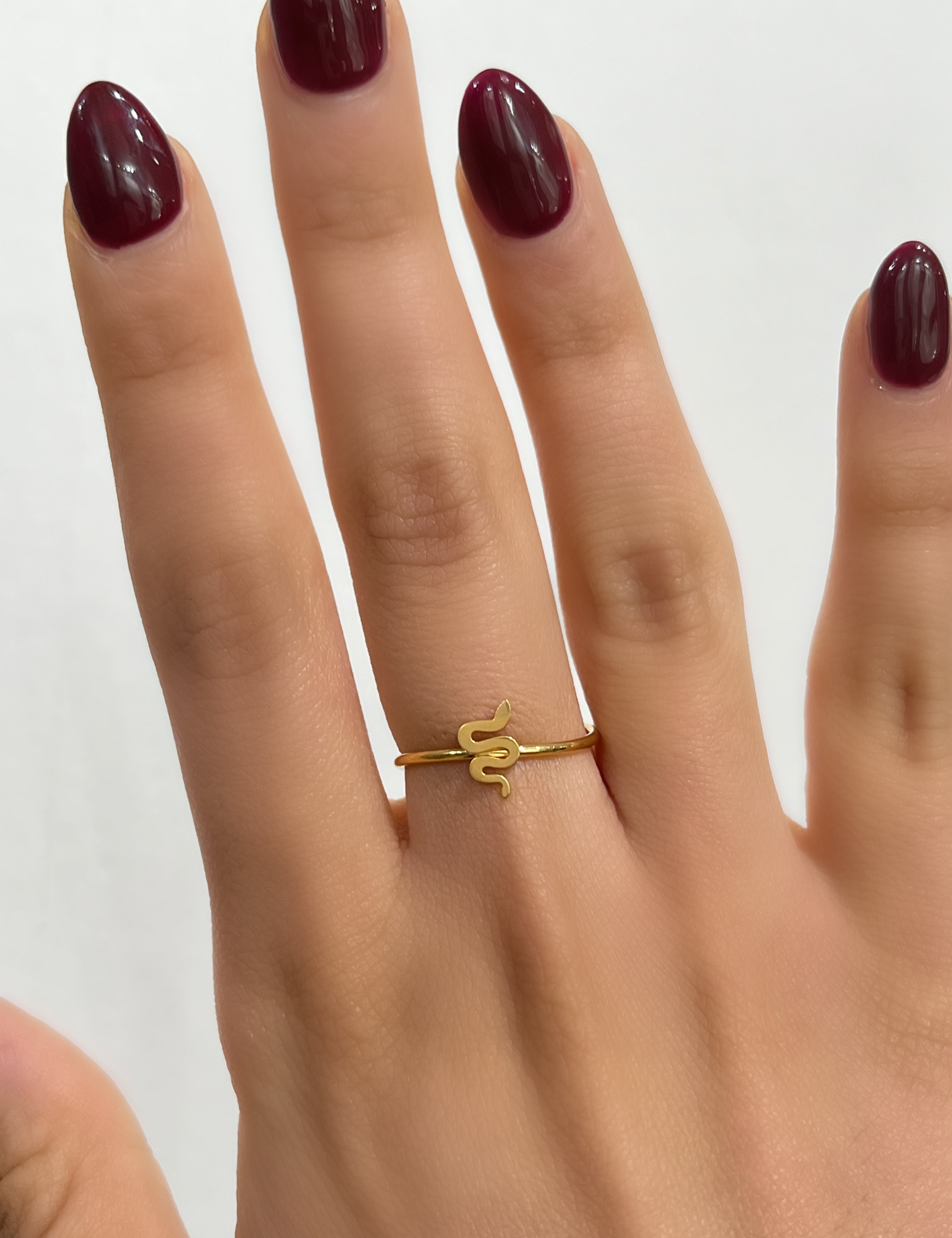 Bague Serpenti dorée fine ornée d'un petit serpent, portée au doigt - Ordiajade