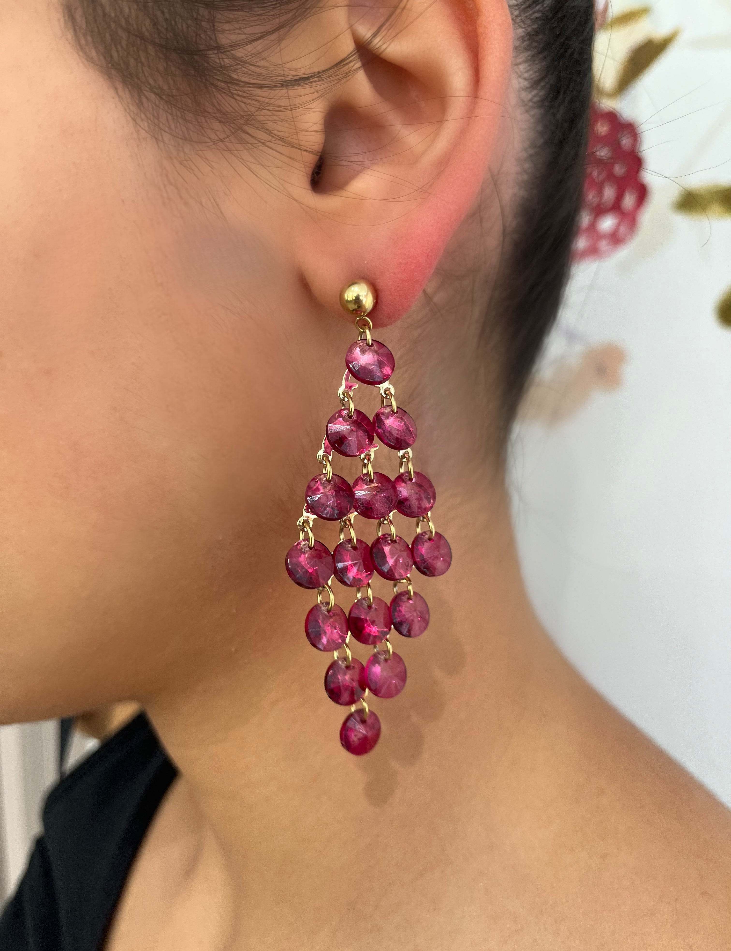 Boucles Candy rose, longs losanges de perles roses portés à l'oreille - Ordiajade