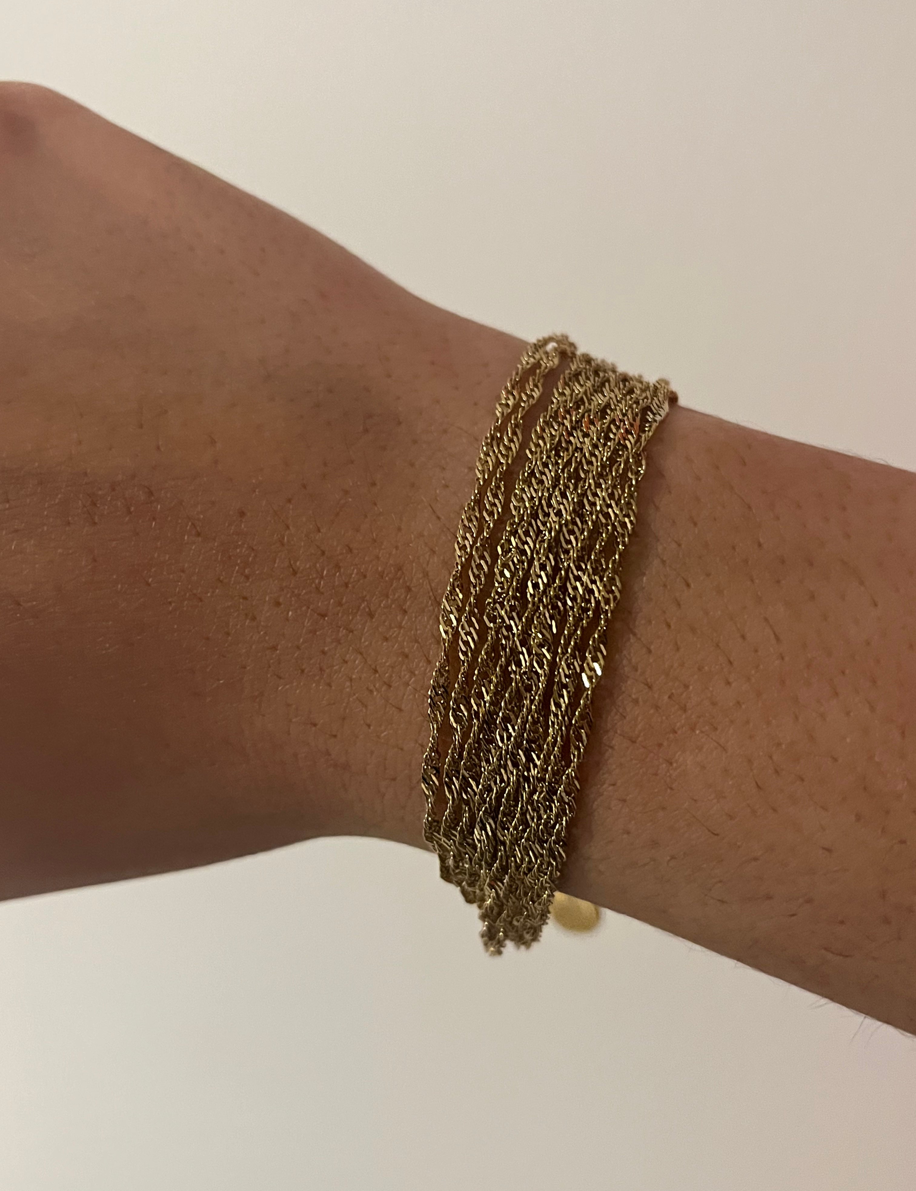 Bracelet Black New doré tressé porté au poignet