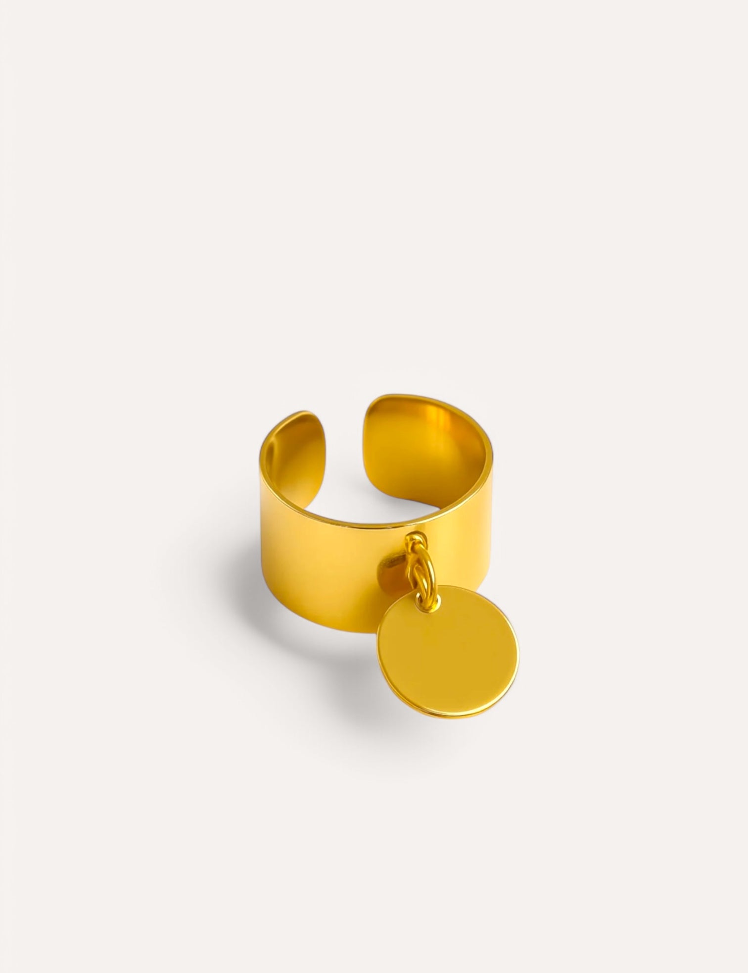 Bague Jewels dorée large à médaille ronde suspendue, sur fond clair - Ordiajade