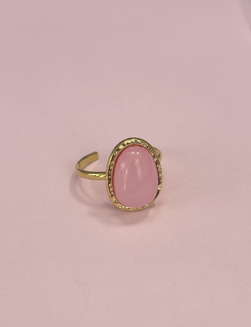 Bague Rosière dorée à pierre rose ovale, sur fond rose - Ordiajade