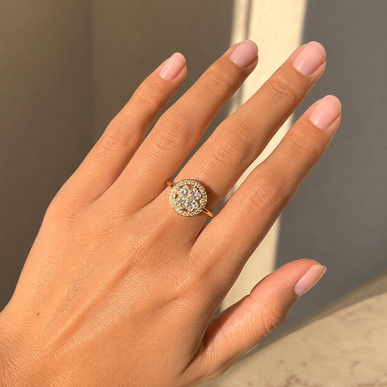 Bague anti-stress Sayonnara dorée à plateau rond serti de pierres, portée au doigt - Ordiajade