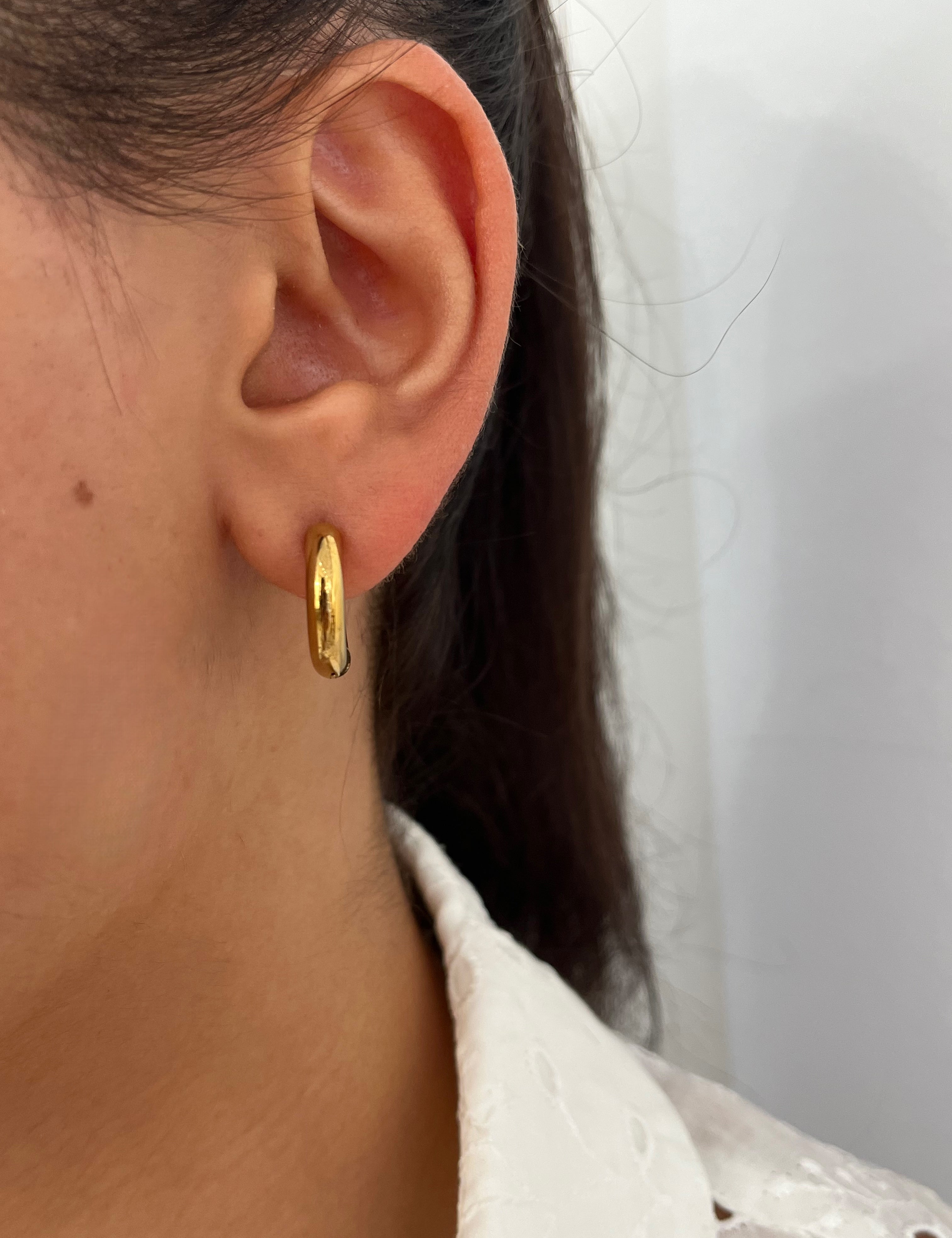 Boucles d'oreilles Sici, demi-créoles dorées épaisses et bombées portées à l'oreille - Ordiajade