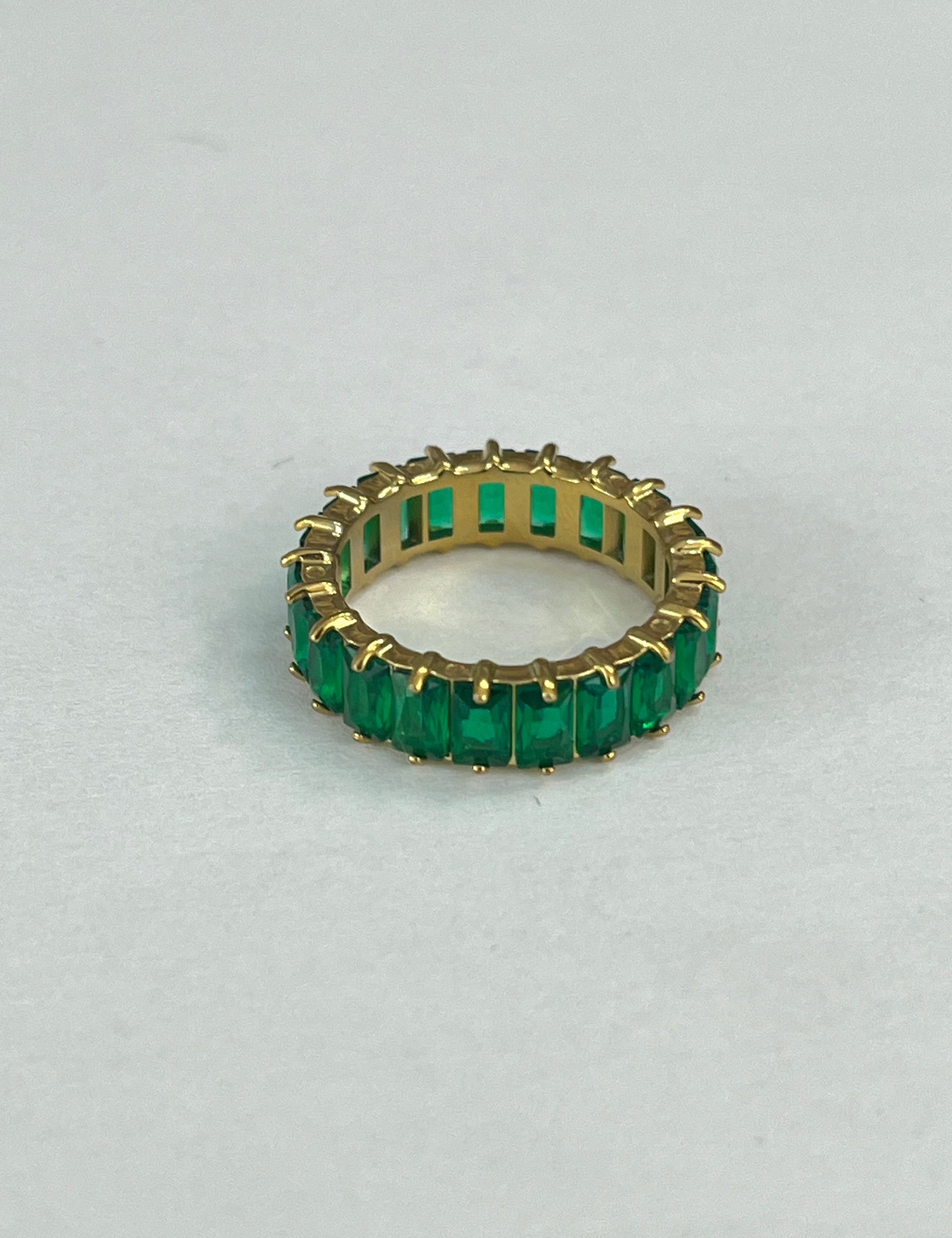 Bague Green Diamond, anneau doré entièrement serti de pierres vertes, sur fond gris - Ordiajade