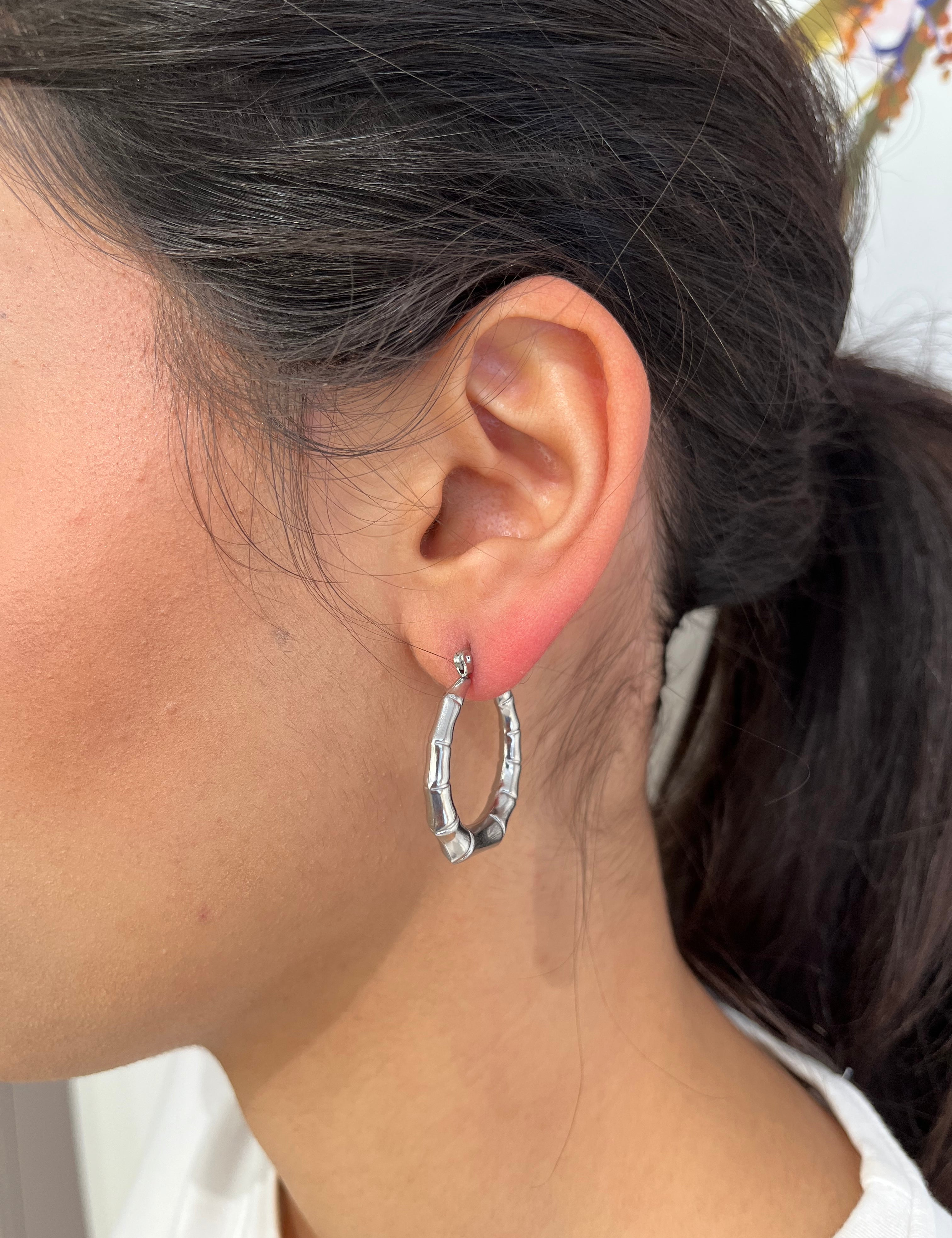 Créole Lor argentée ovale portée à l'oreille, vue de profil - Ordiajade