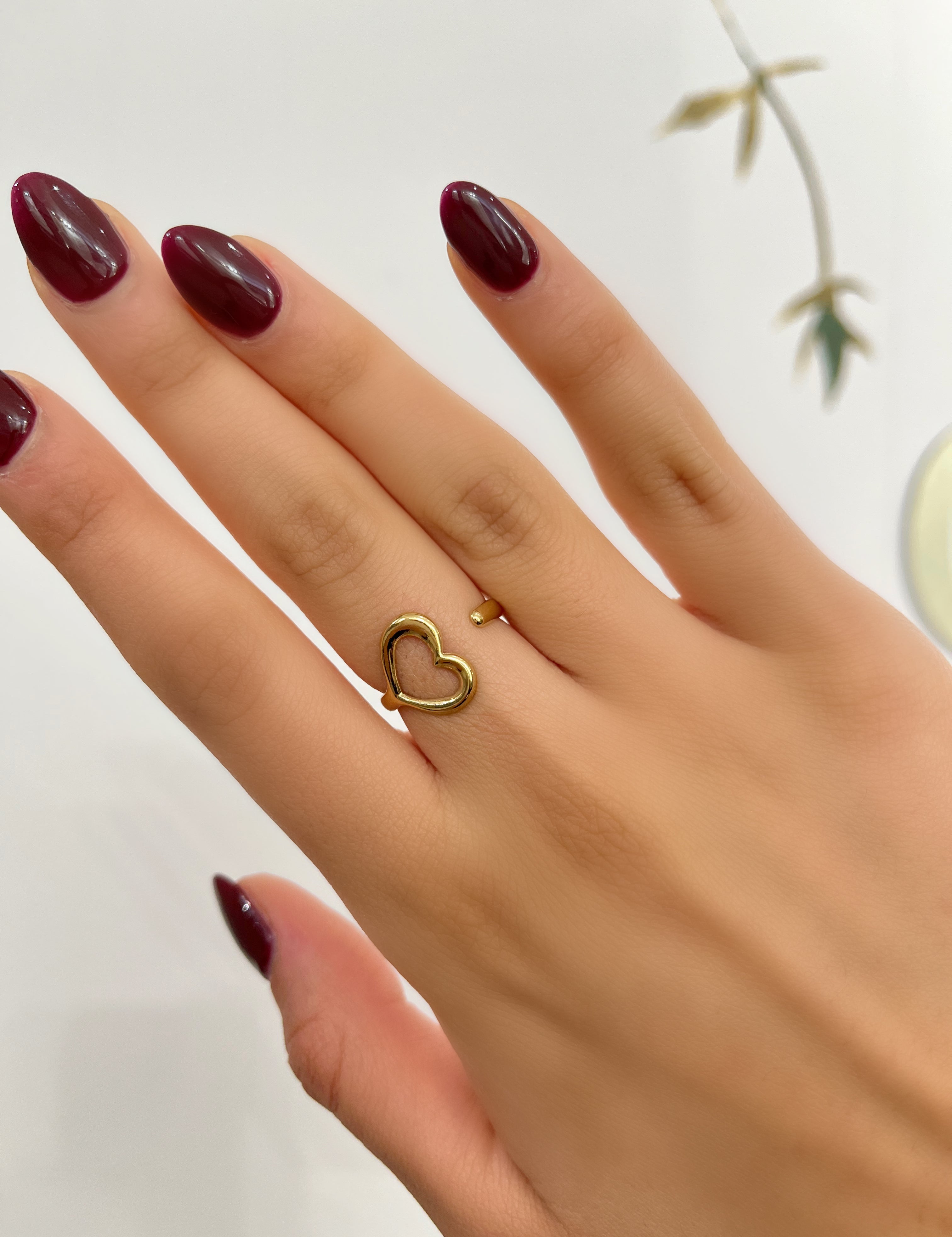 Bague Corazi dorée fine à petit cœur évidé, portée au doigt - Ordiajade