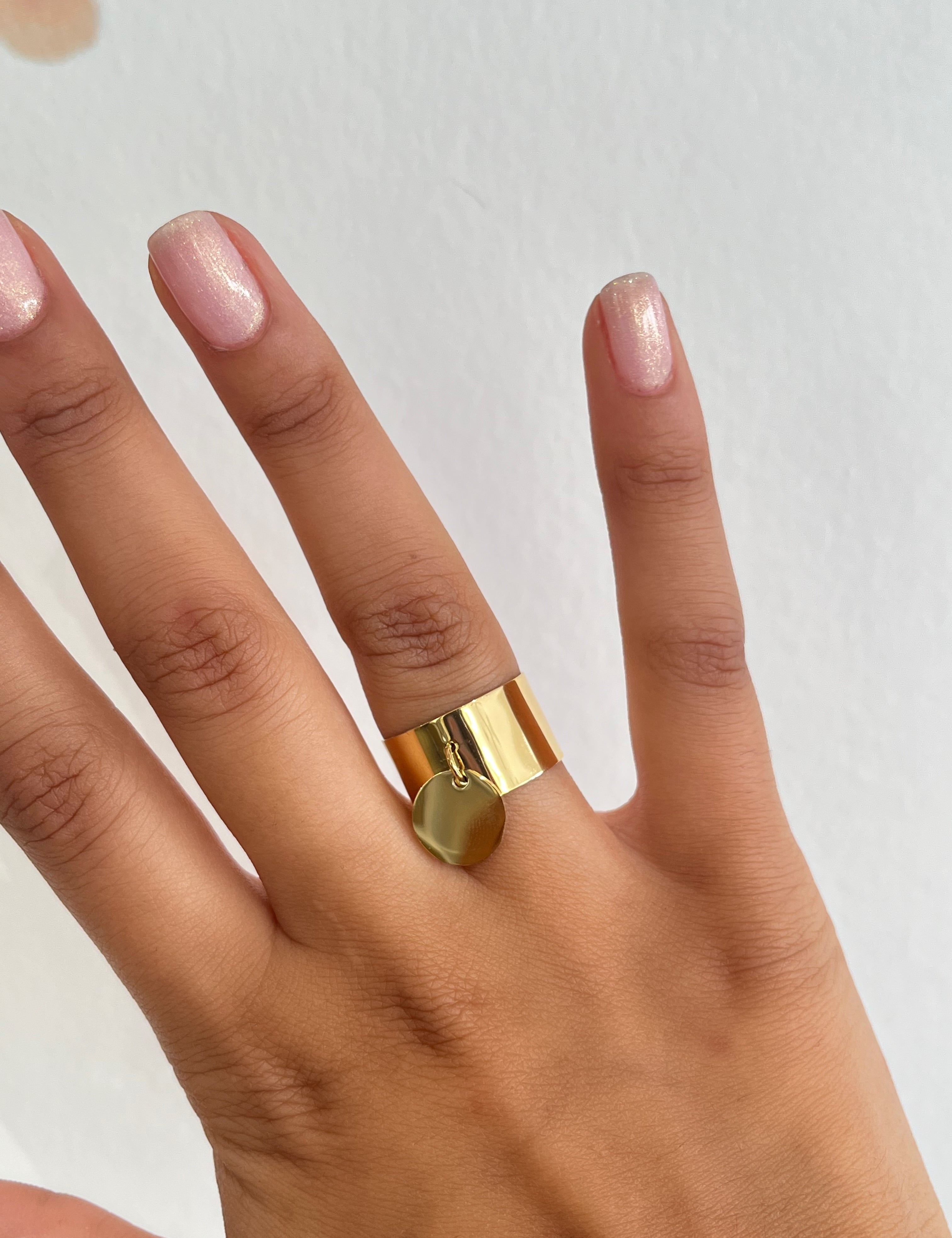 Bague Jewels dorée à médaille ronde portée au doigt - Ordiajade