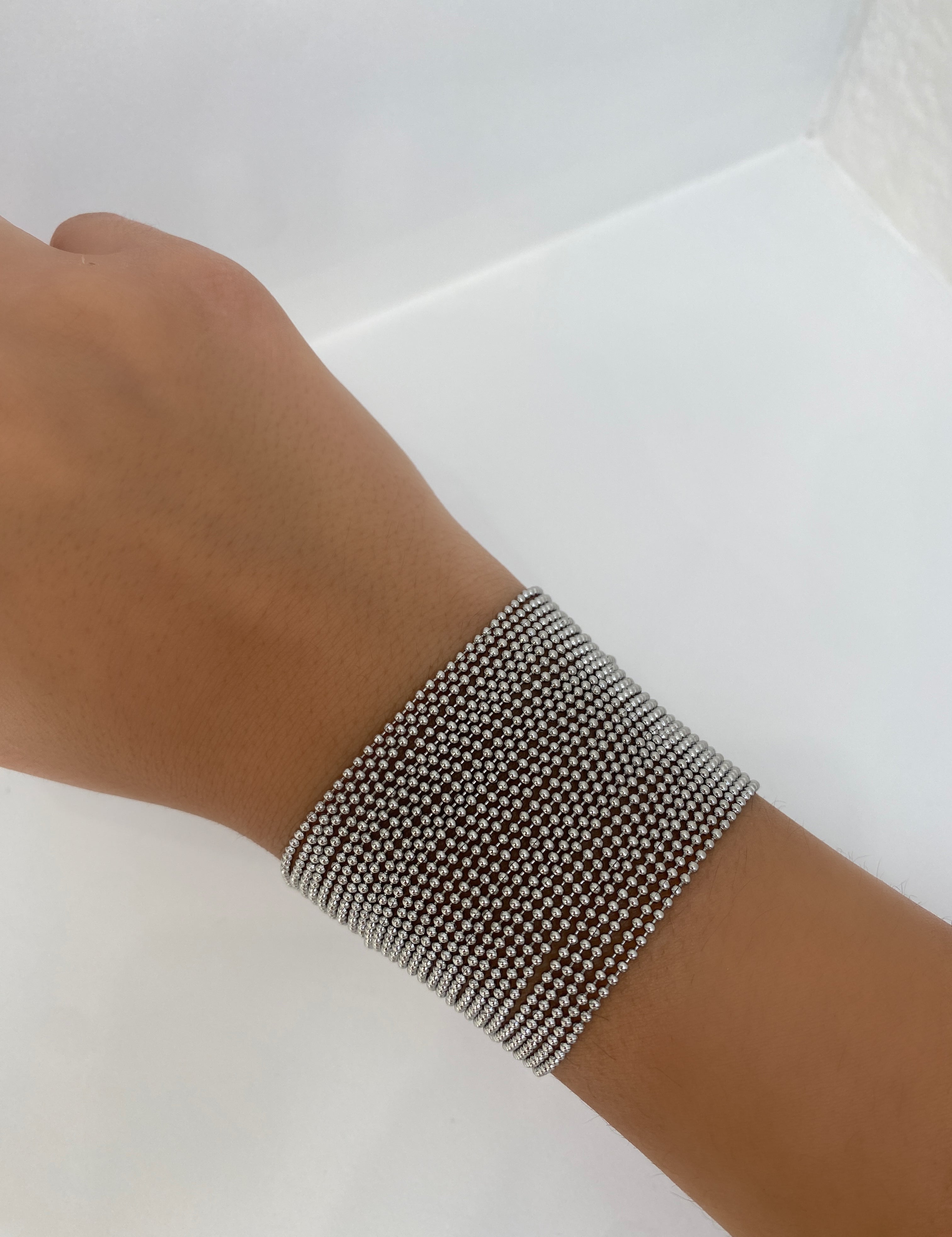 Bracelet manchette Elina argenté en maille souple porté au poignet - Ordiajade