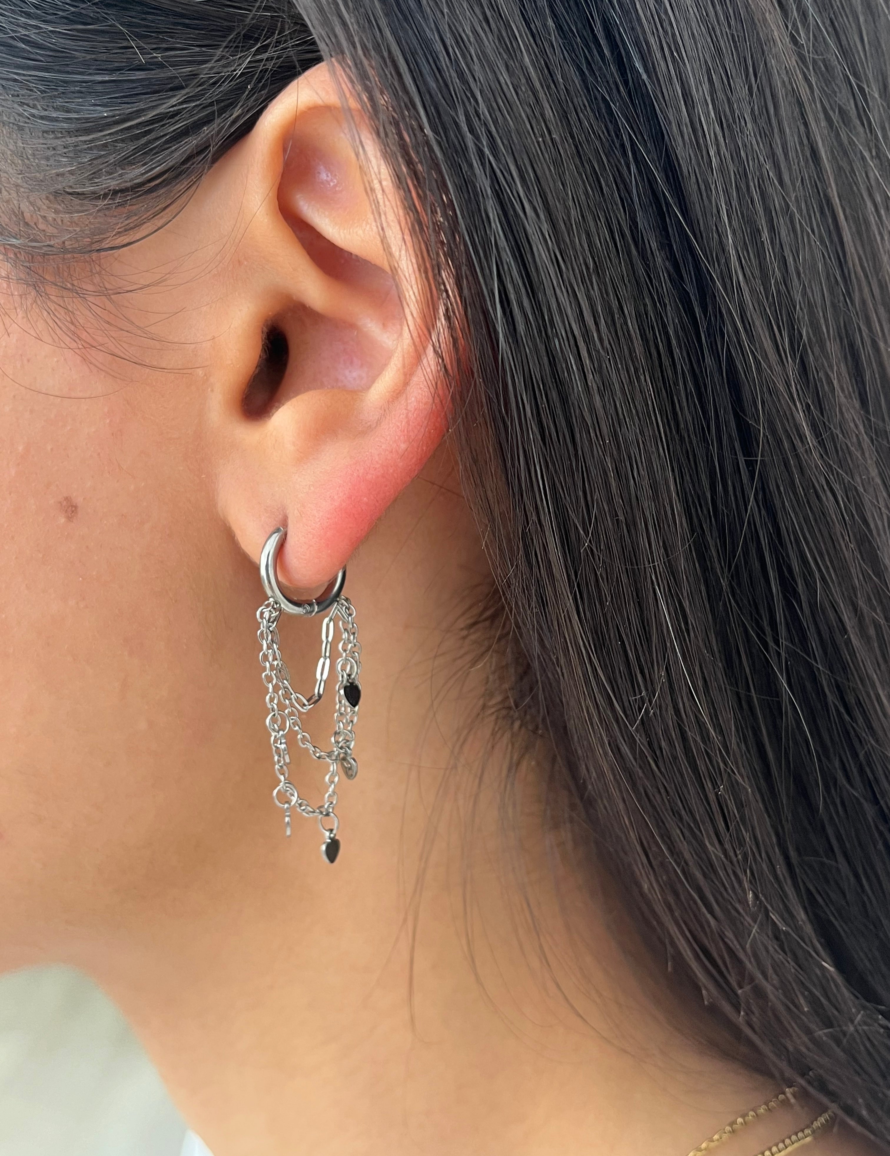 Boucles Sage argentées à chaînettes et breloques pendantes portées à l'oreille - Ordiajade