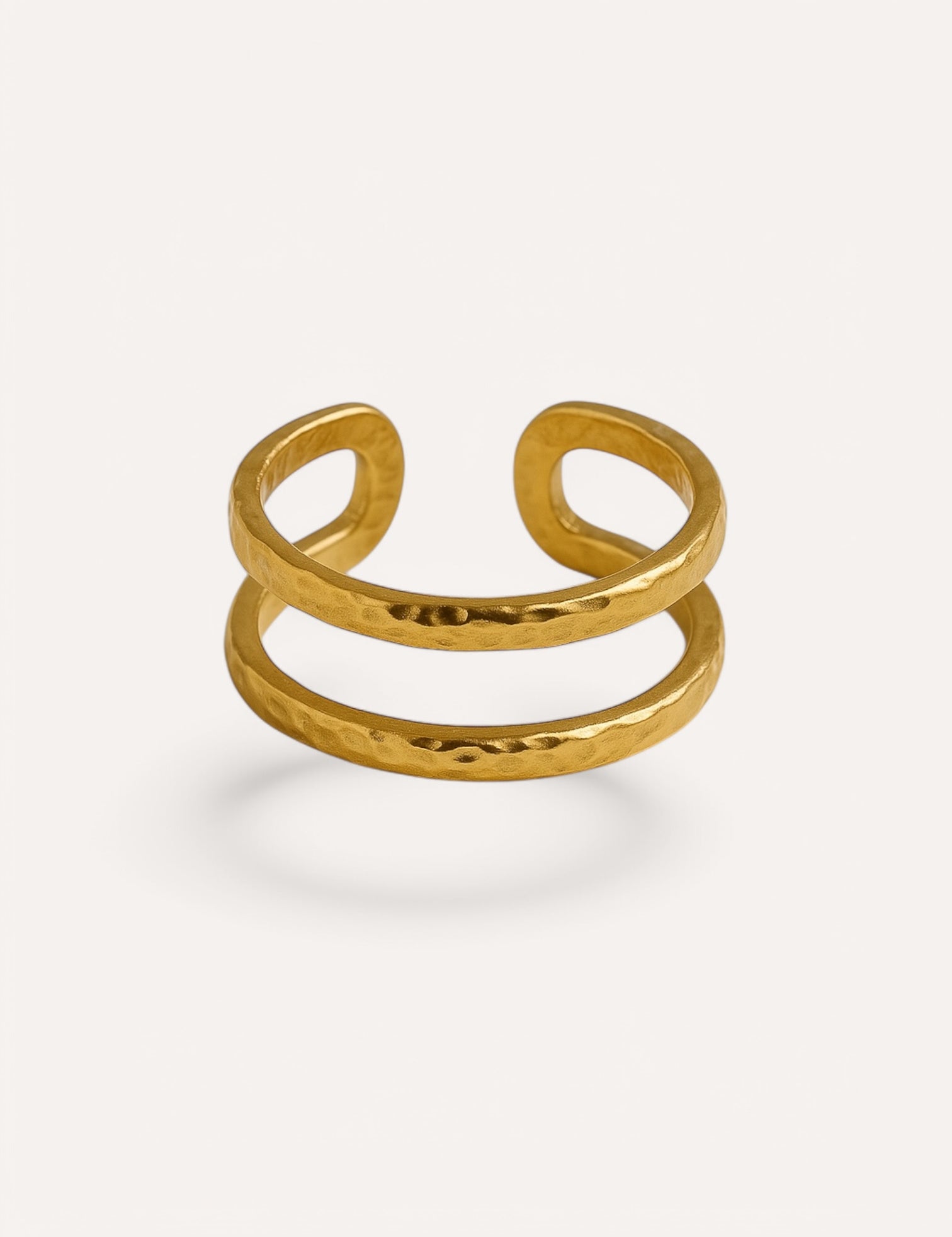 Bague Janeiro dorée à double anneau martelé, vue de trois quarts - Ordiajade
