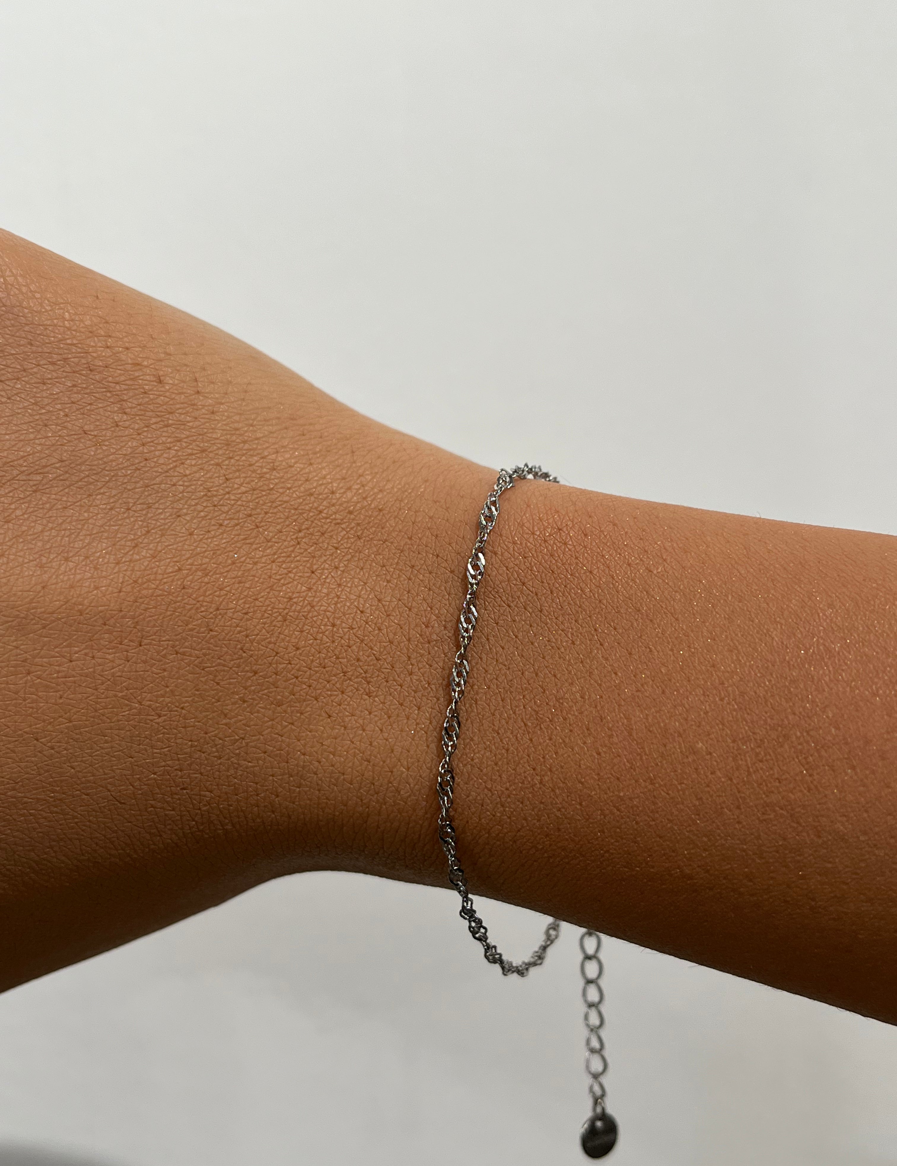 Bracelet Rila argenté, chaîne fine torsadée portée au poignet - Ordiajade