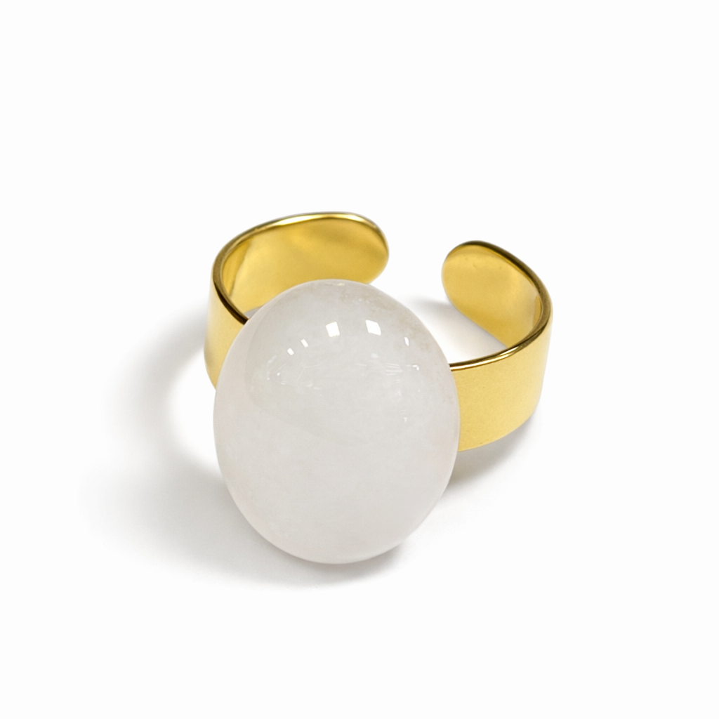 Bague Oraya dorée réglable en acier inoxydable avec pierre naturelle blanche Ordiajade fond blanc