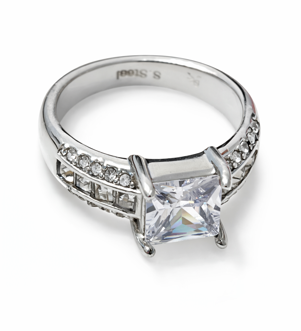 Bague Innocente style solitaire en acier inoxydable argenté Ordiajade fond blanc