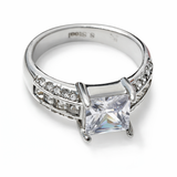 Bague Innocente style solitaire en acier inoxydable argenté Ordiajade fond blanc