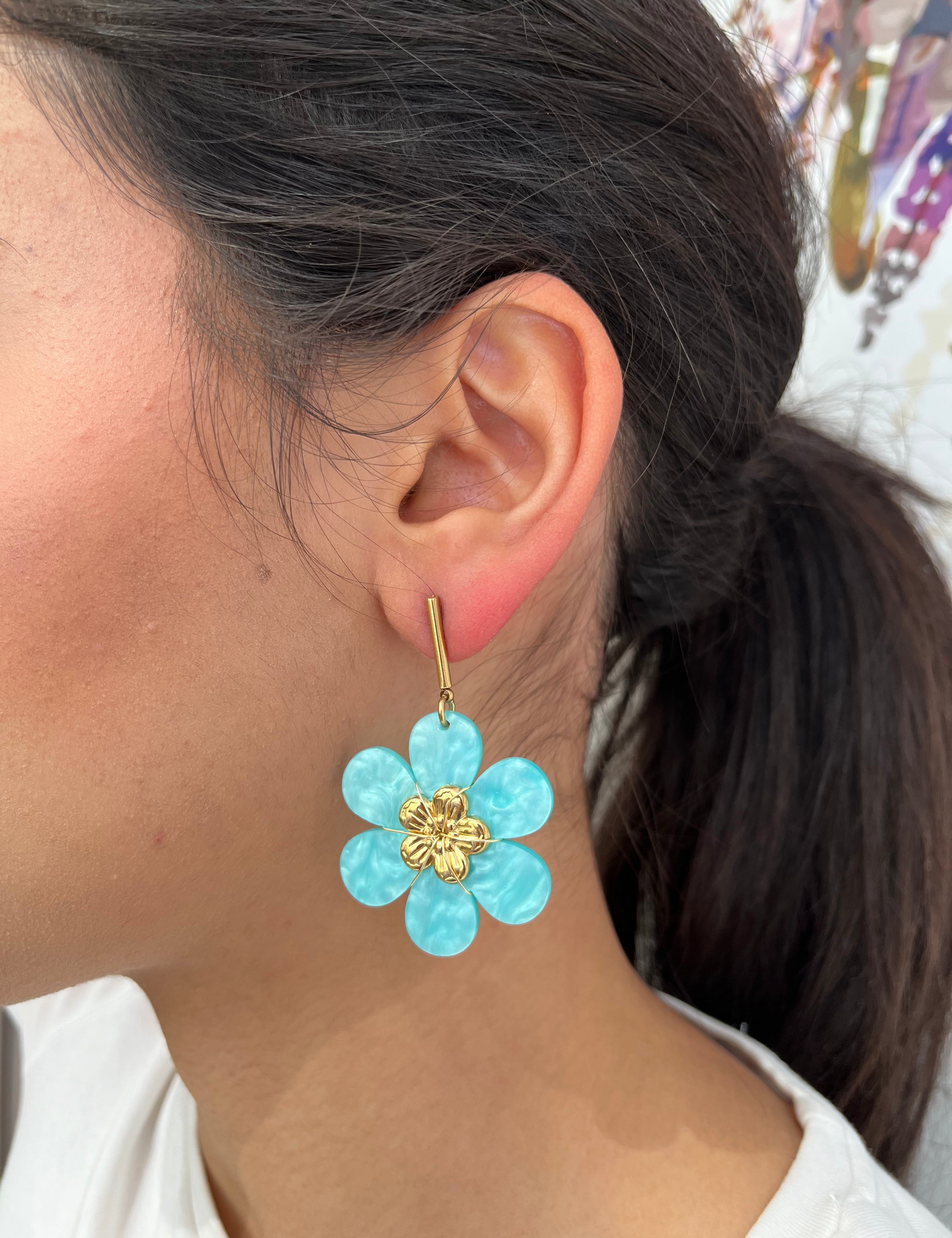 Boucles Hawaï pendantes, fleur bleue au cœur doré, portées à l'oreille - Ordiajade