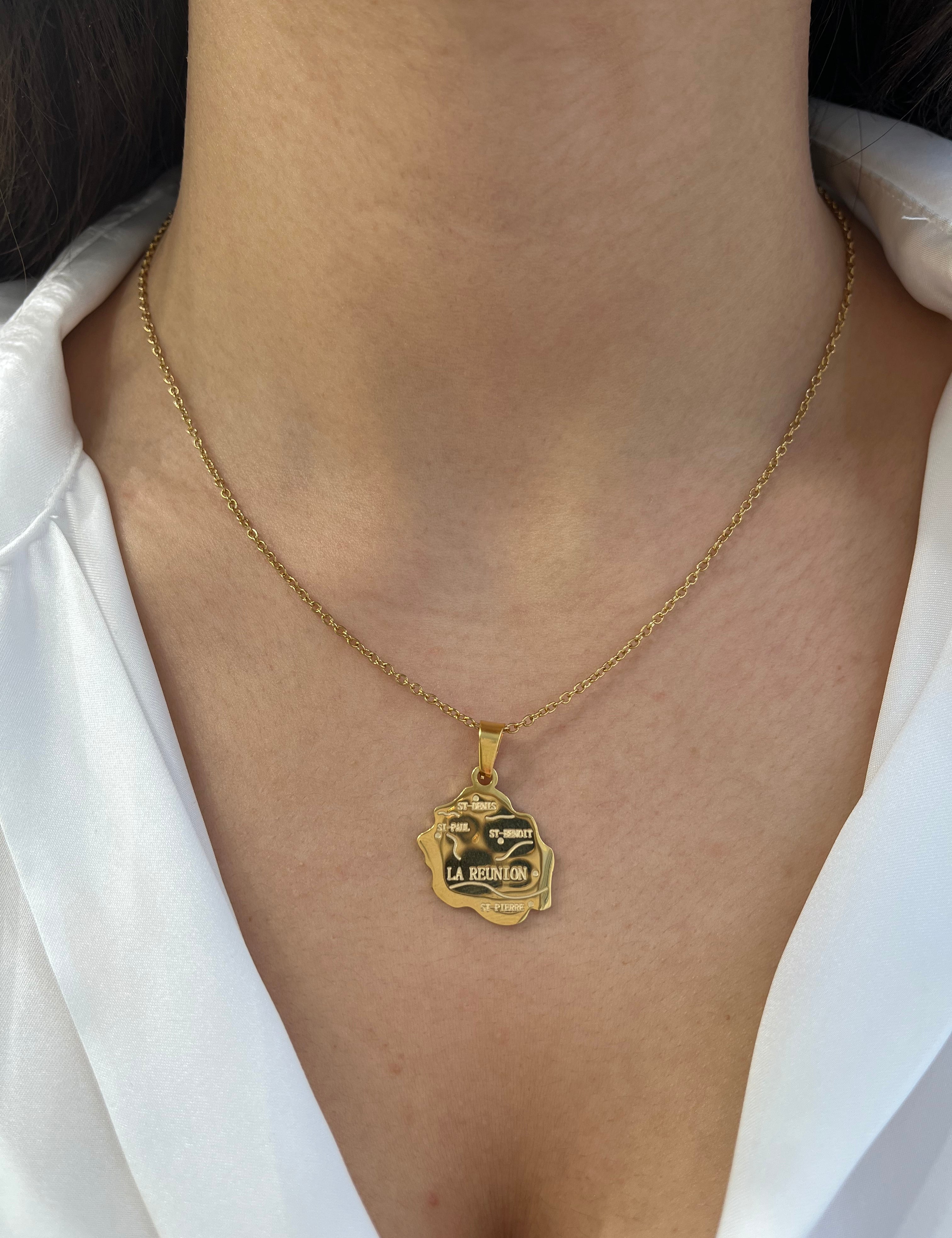 Collier Réunion doré à pendentif carte de l'île de La Réunion porté au cou - Ordiajade