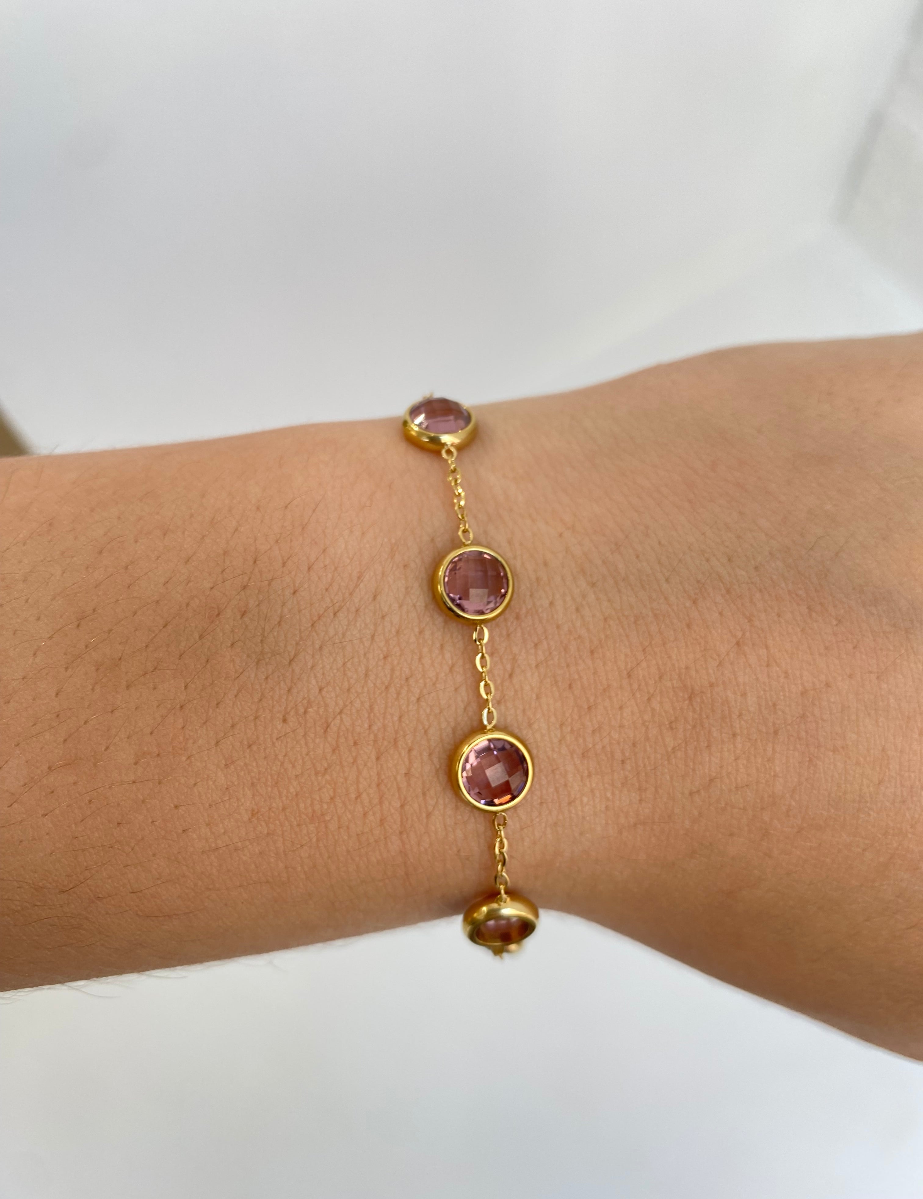 Bracelet Exact doré à pierres rondes roses porté au poignet - Ordiajade