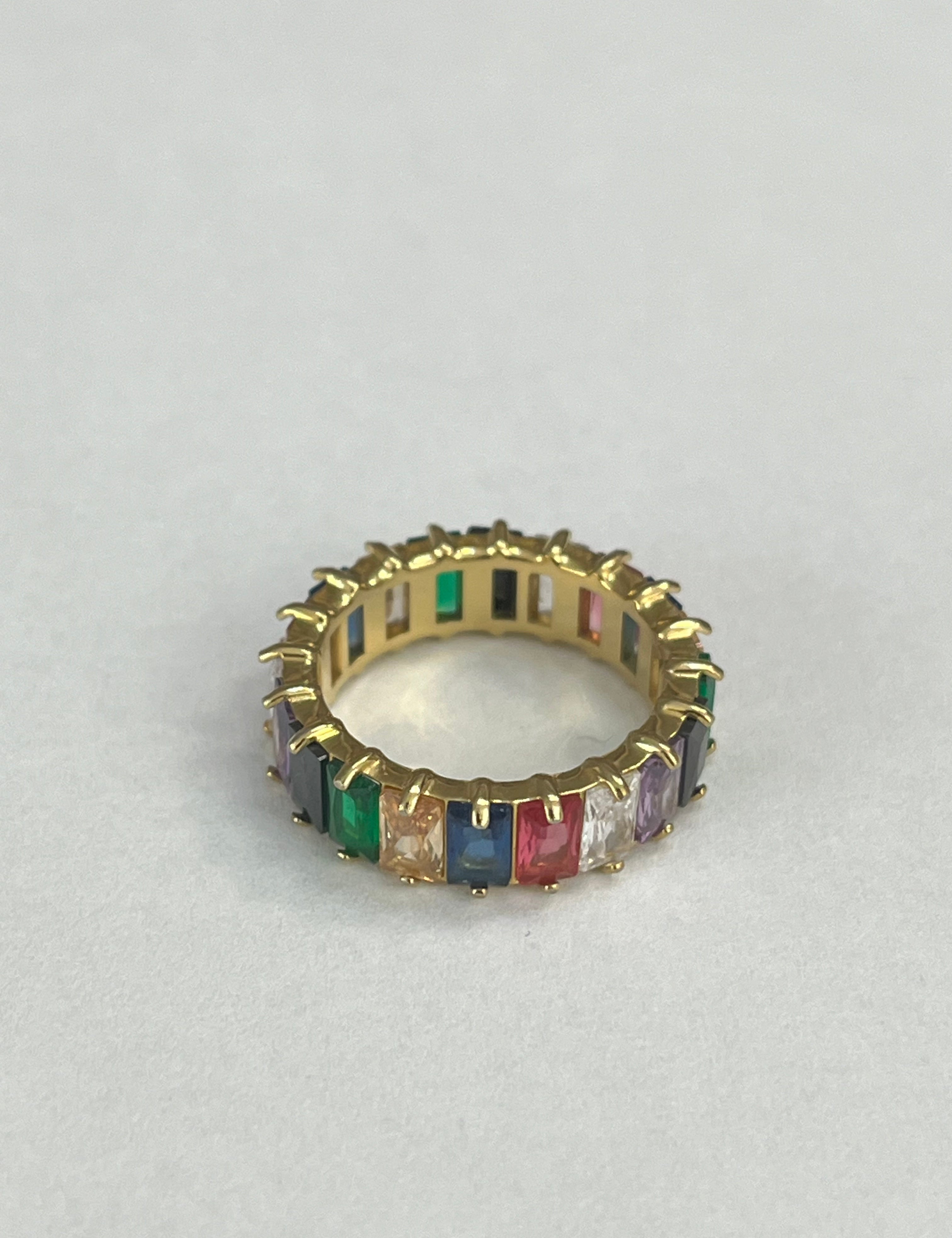 Bague Ibiza, anneau doré serti de pierres multicolores, sur fond gris - Ordiajade