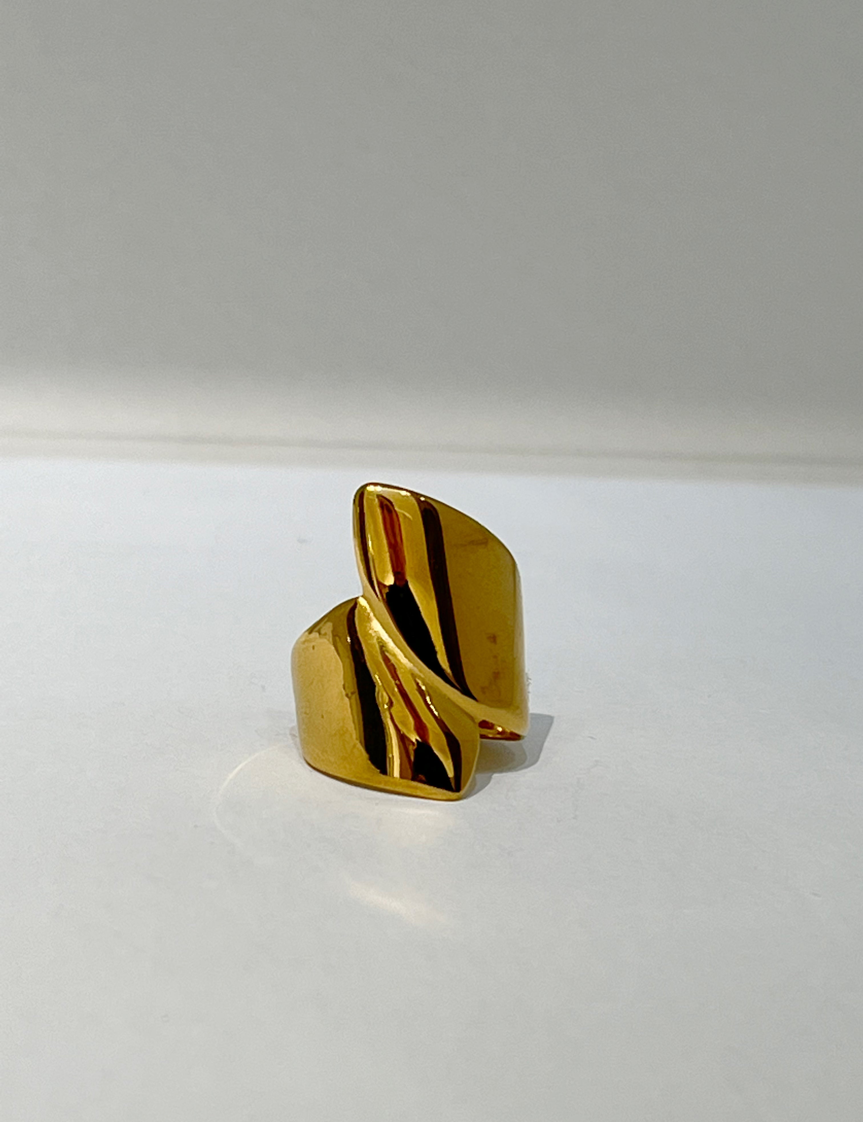 Bague Give Away dorée à plaques lisses qui se chevauchent, sur fond blanc - Ordiajade