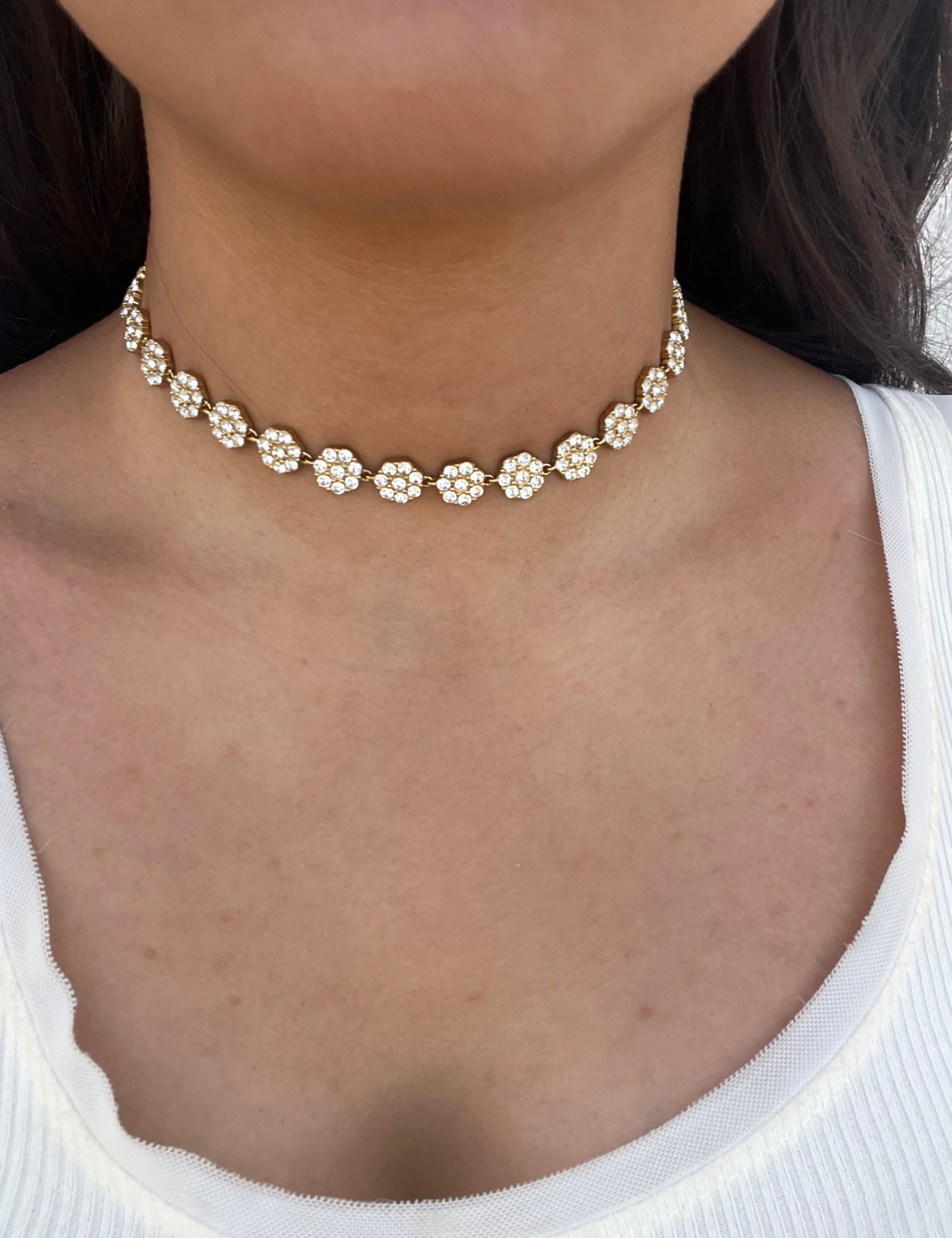Collier ras de cou Nacri doré à petites fleurs blanches porté au cou - Ordiajade
