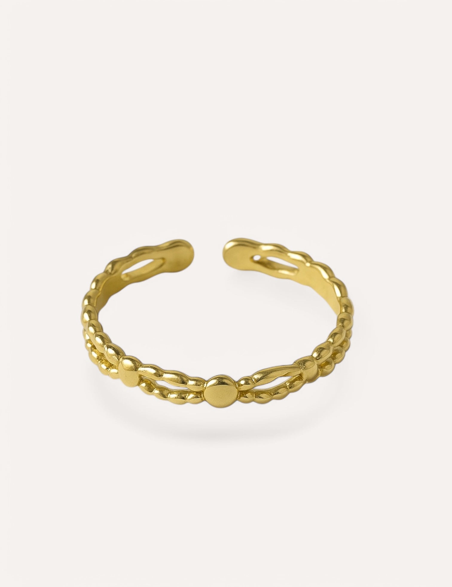 Bague Artemis dorée fine et ouverte, ajourée de petits motifs, sur fond clair - Ordiajade