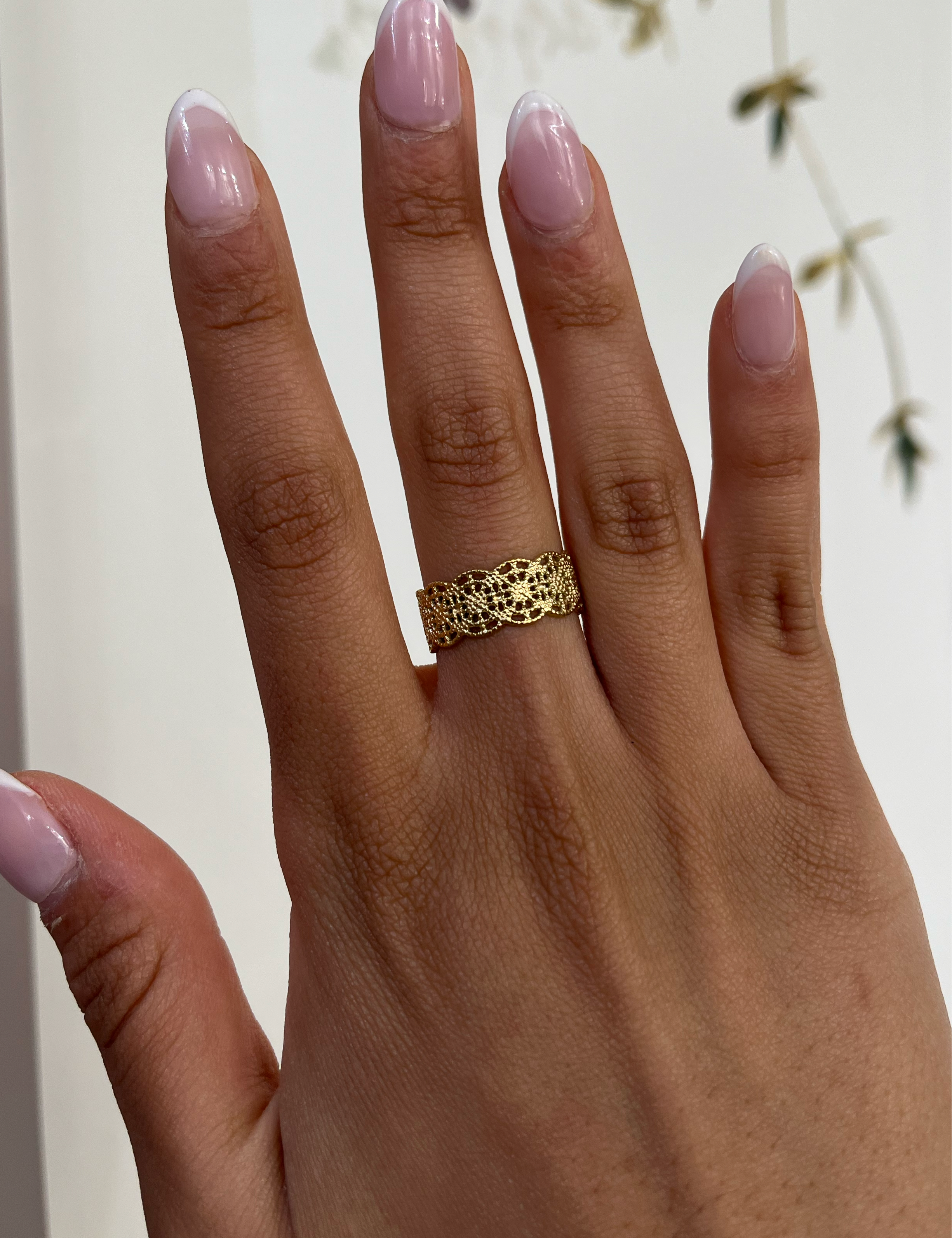 Bague Andalouse dorée large ajourée façon dentelle, portée au doigt - Ordiajade