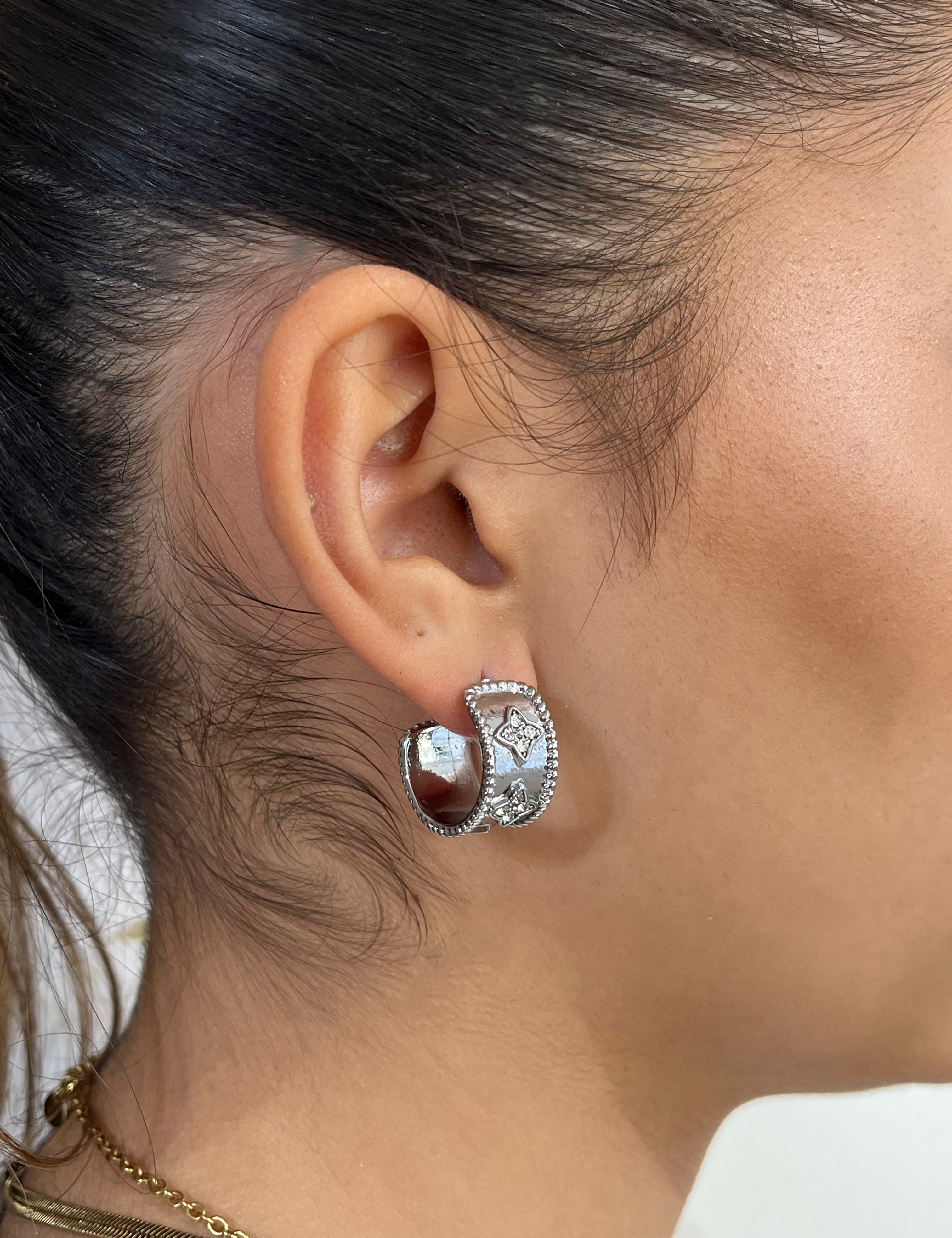 Boucles Yui, créoles argentées gravées d'étoiles serties, portées à l'oreille - Ordiajade