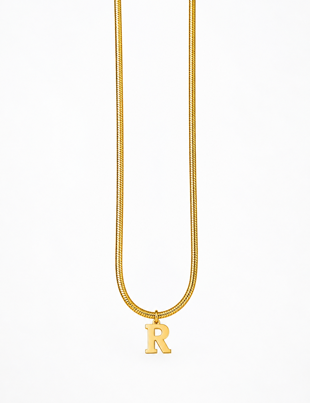 Collier Initial Serpentia doré à pendentif lettre R, sur fond blanc - Ordiajade