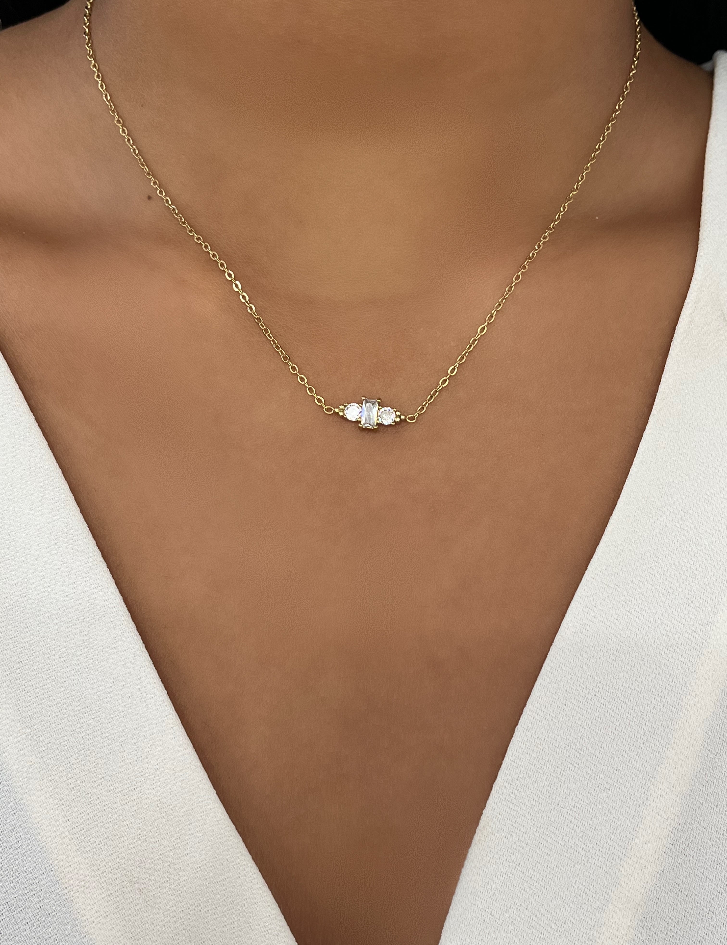 Collier Tarona doré à trois petites pierres alignées porté au cou - Ordiajade
