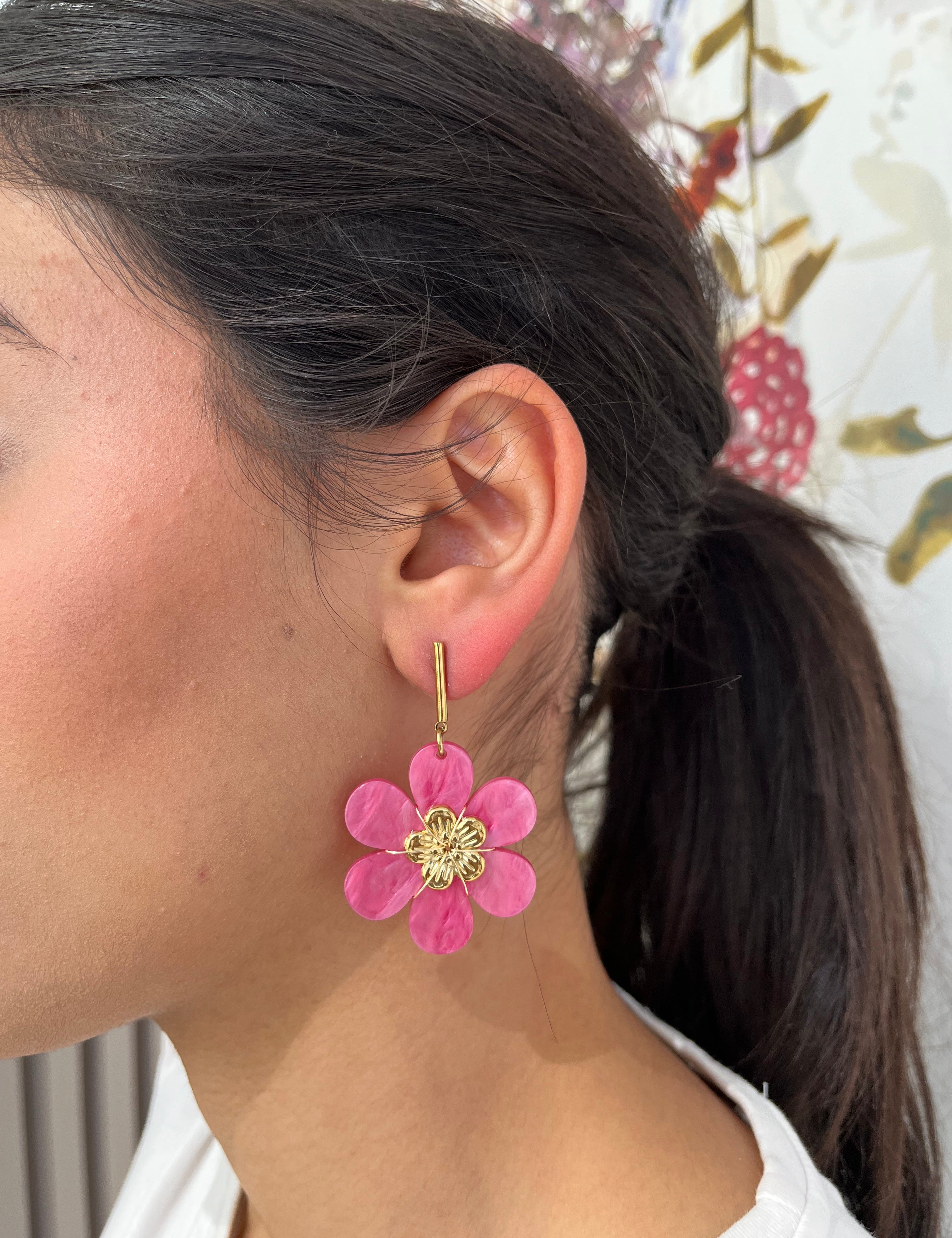 Boucles Hawaï pendantes, fleur rose au cœur doré, portées à l'oreille - Ordiajade