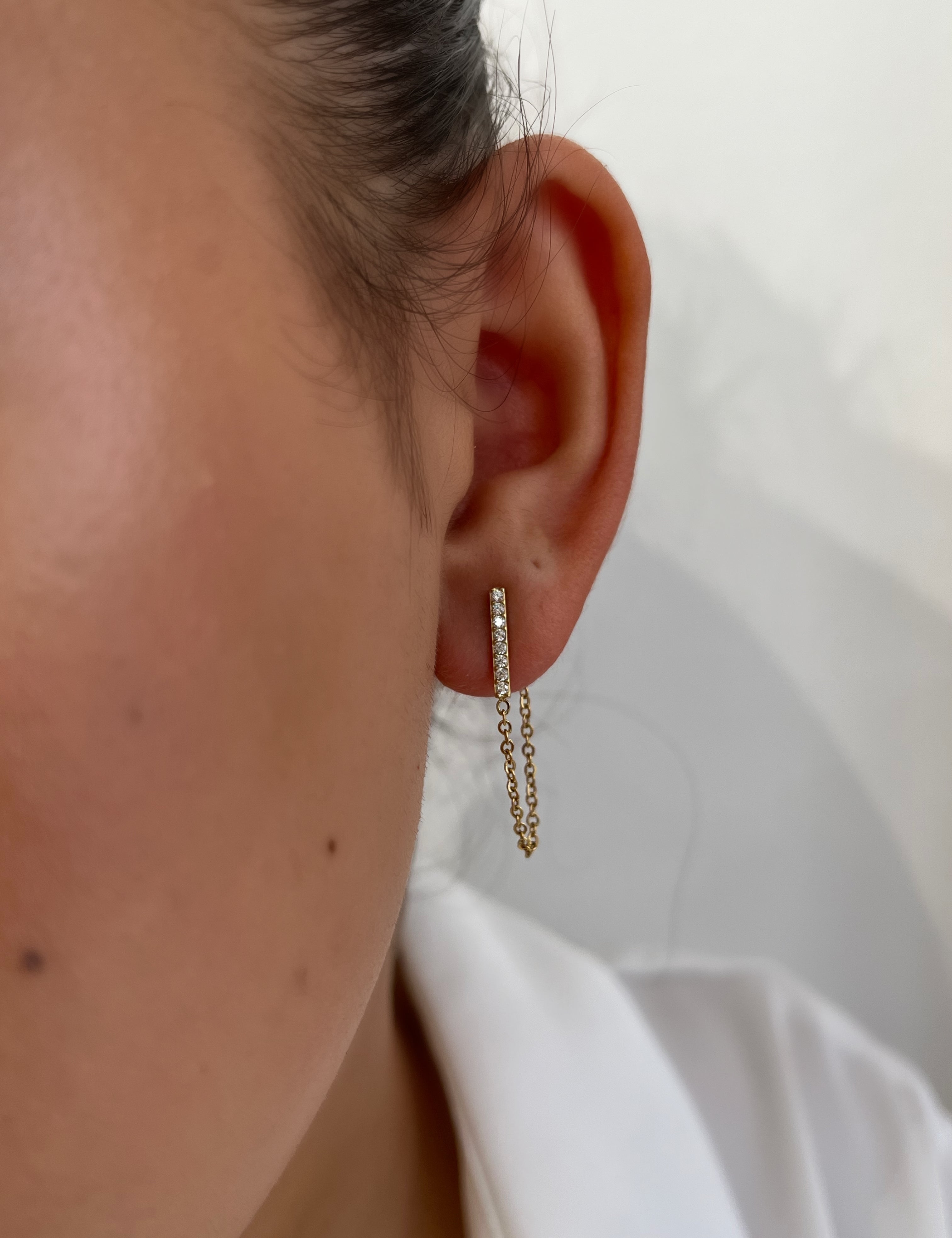 Mono-boucle Vaness pendante sertie de strass portée à l'oreille - Ordiajade