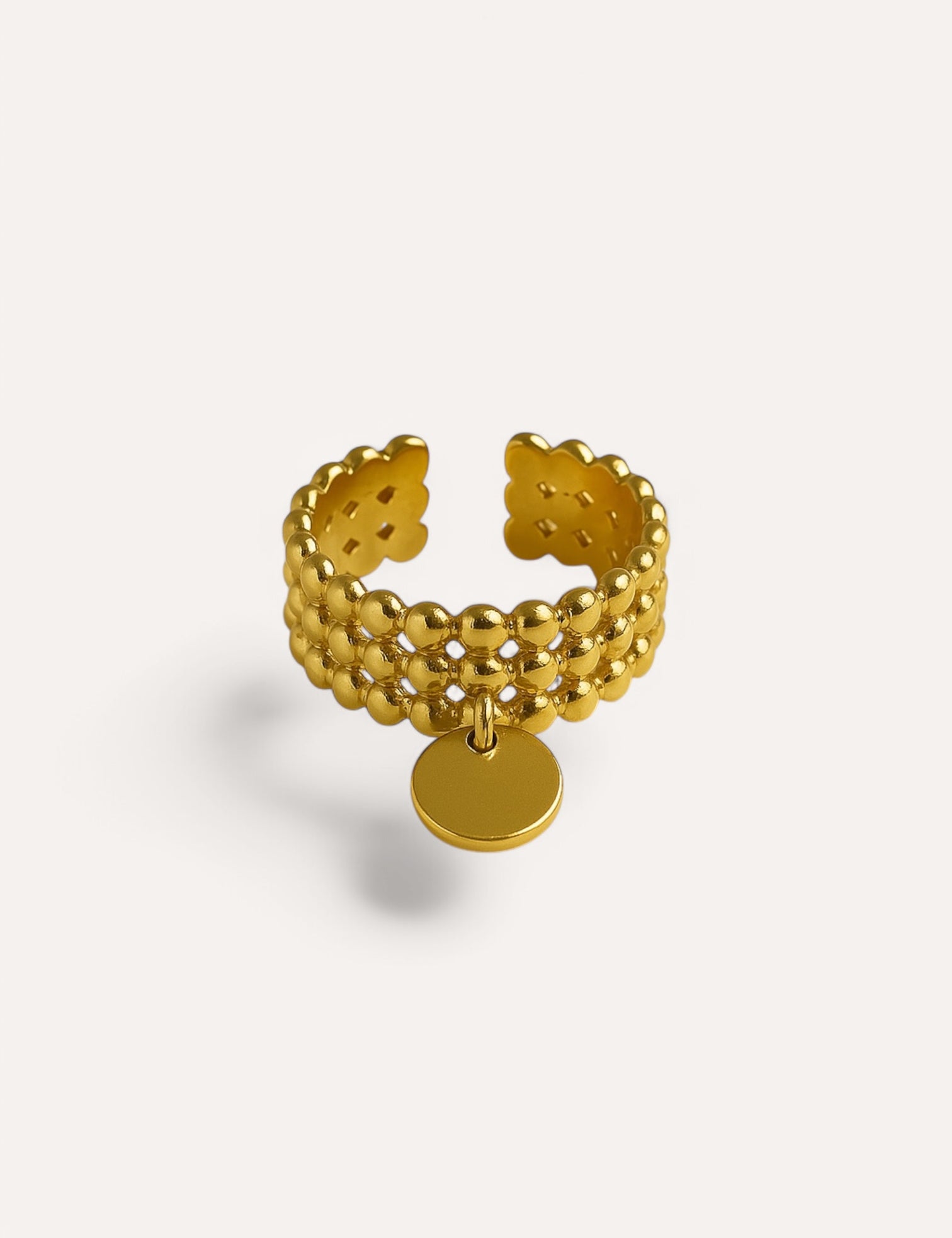 Bague Sabis dorée à effet perlé et pampille ronde, sur fond clair - Ordiajade