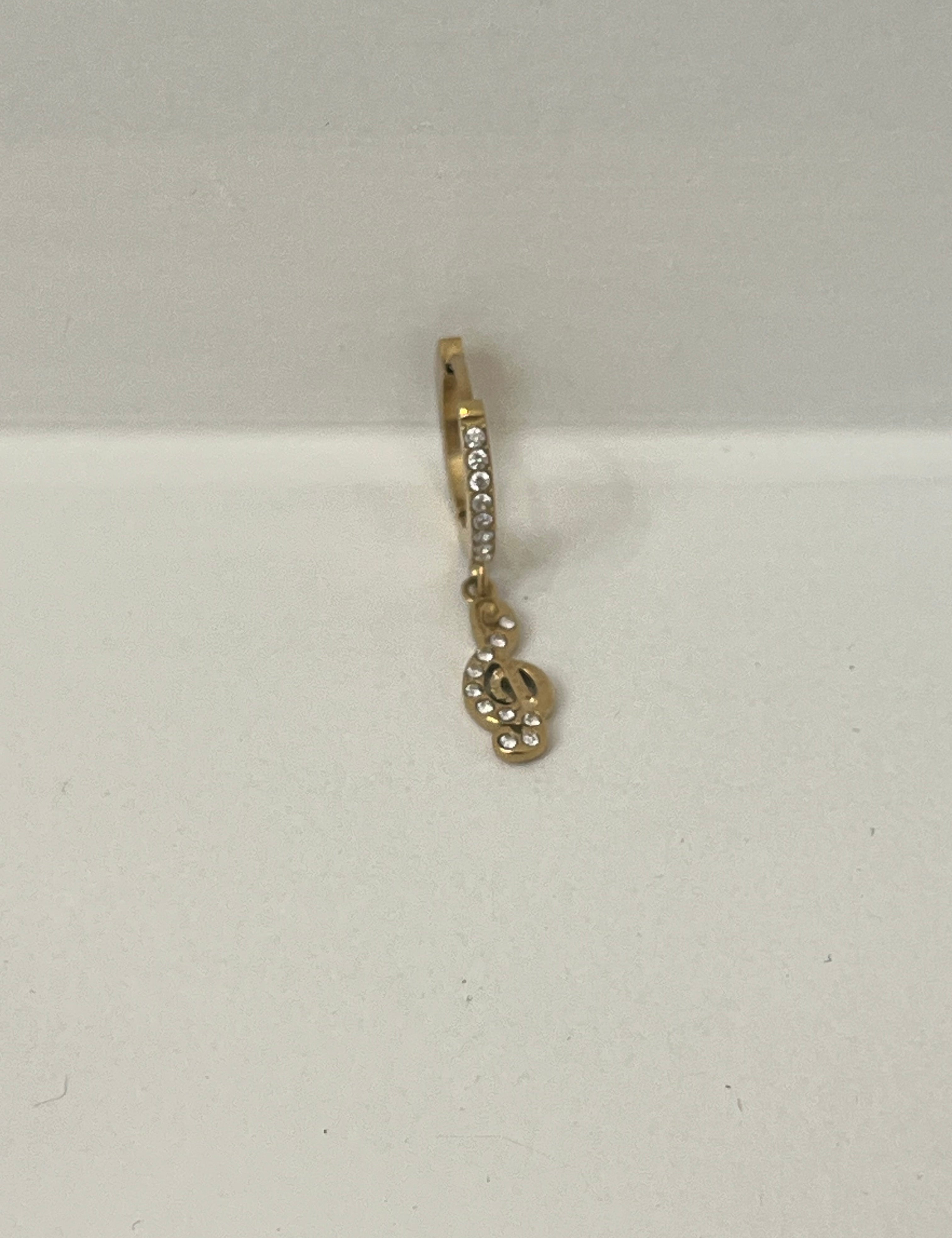 Mono-boucle Treble Clef dorée à clé de sol sertie de strass, sur fond gris - Ordiajade
