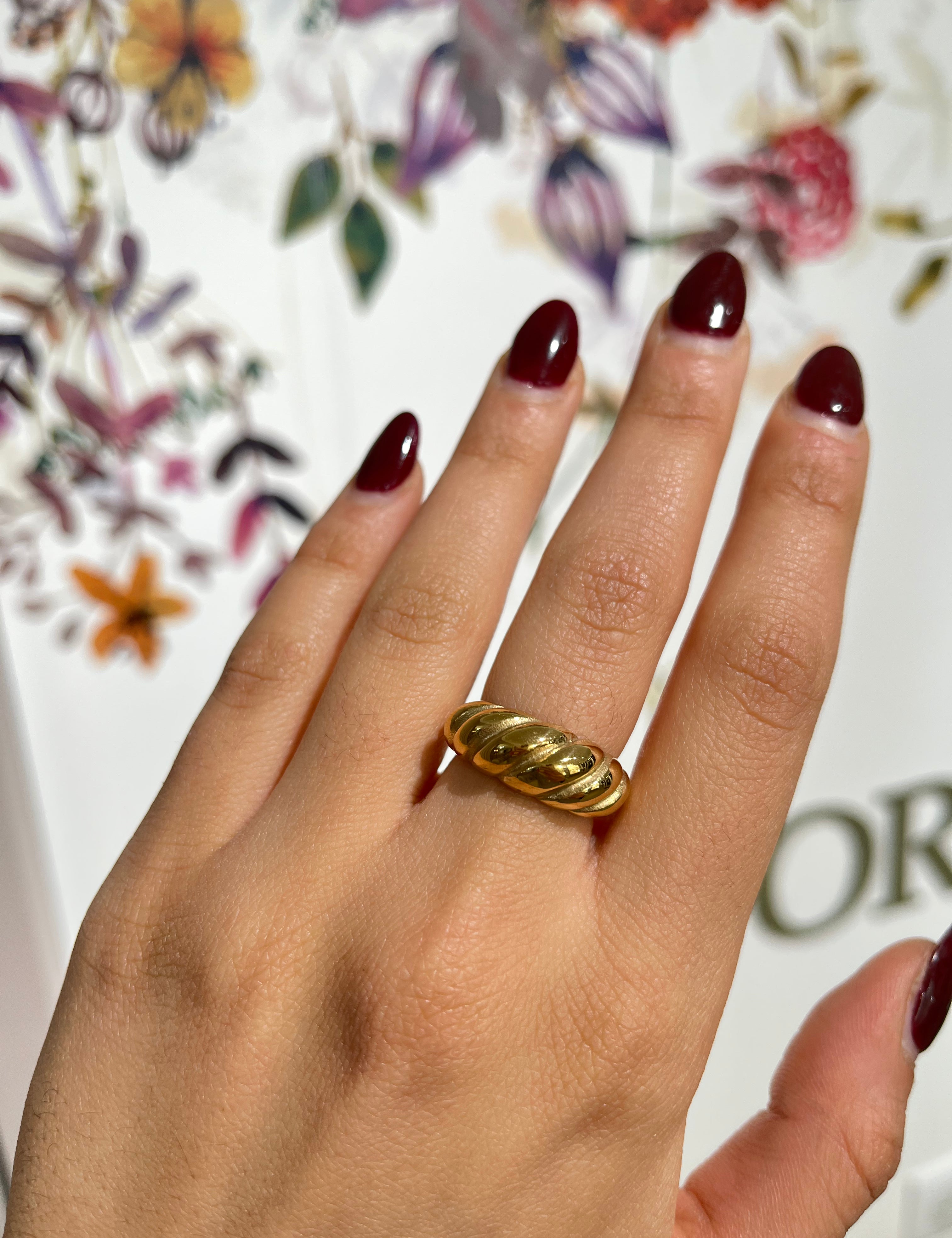 Bague Maisie dorée bombée à surface striée, portée au doigt - Ordiajade