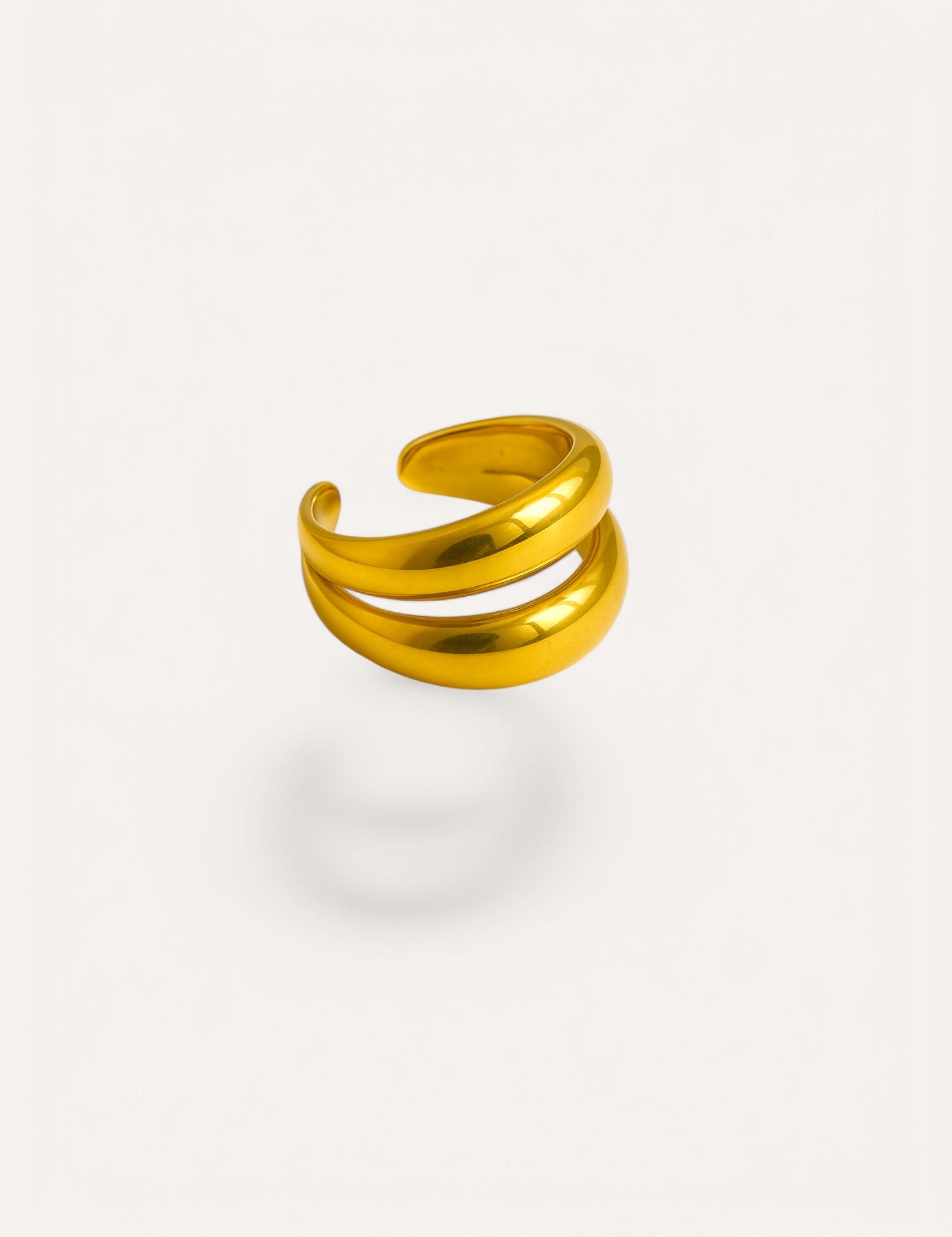 Bague Marina dorée bombée à deux anneaux lisses, sur fond clair - Ordiajade