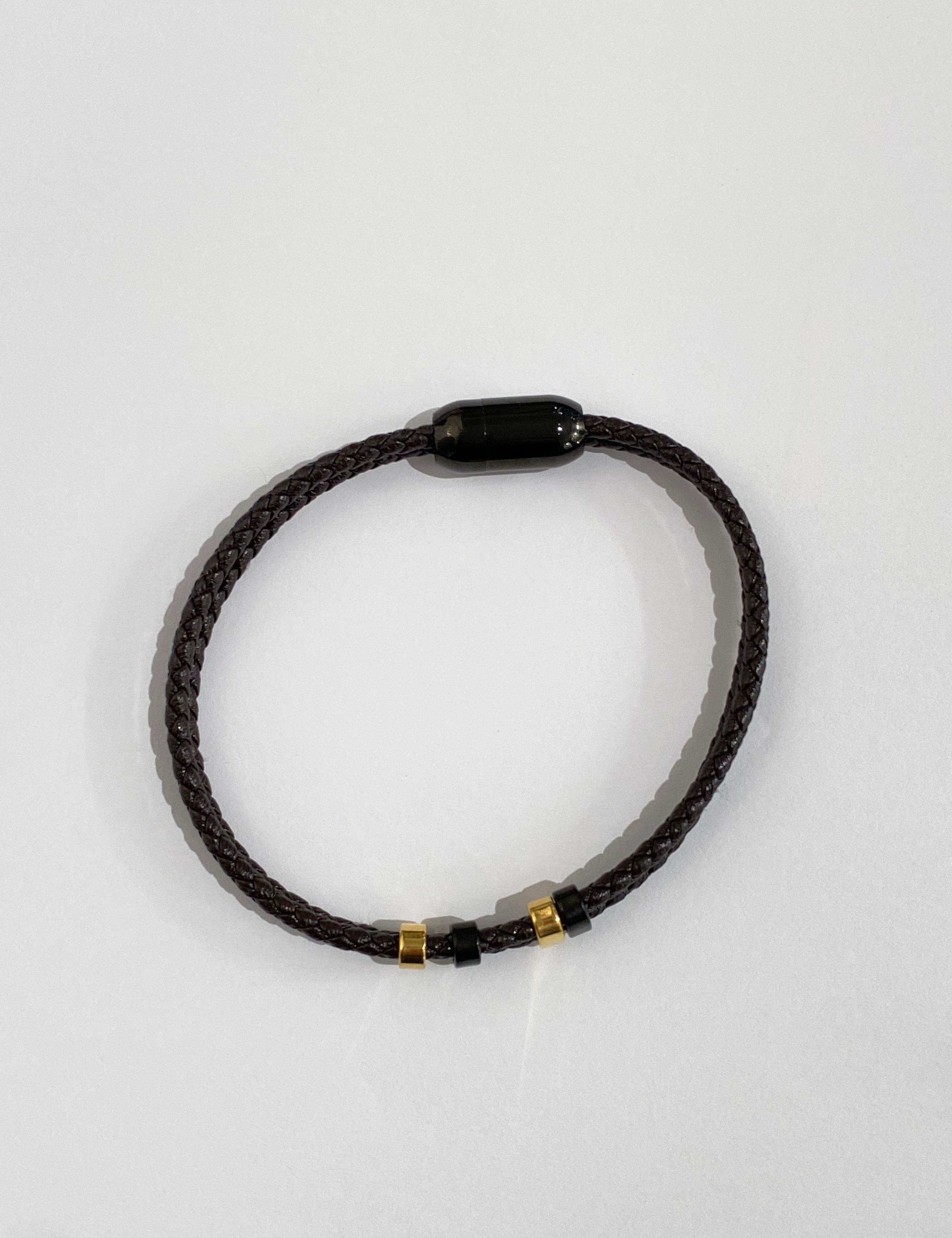 Bracelet homme Marcelus en cuir tressé à fermoir aimanté noir, vue de dessus - Ordiajade