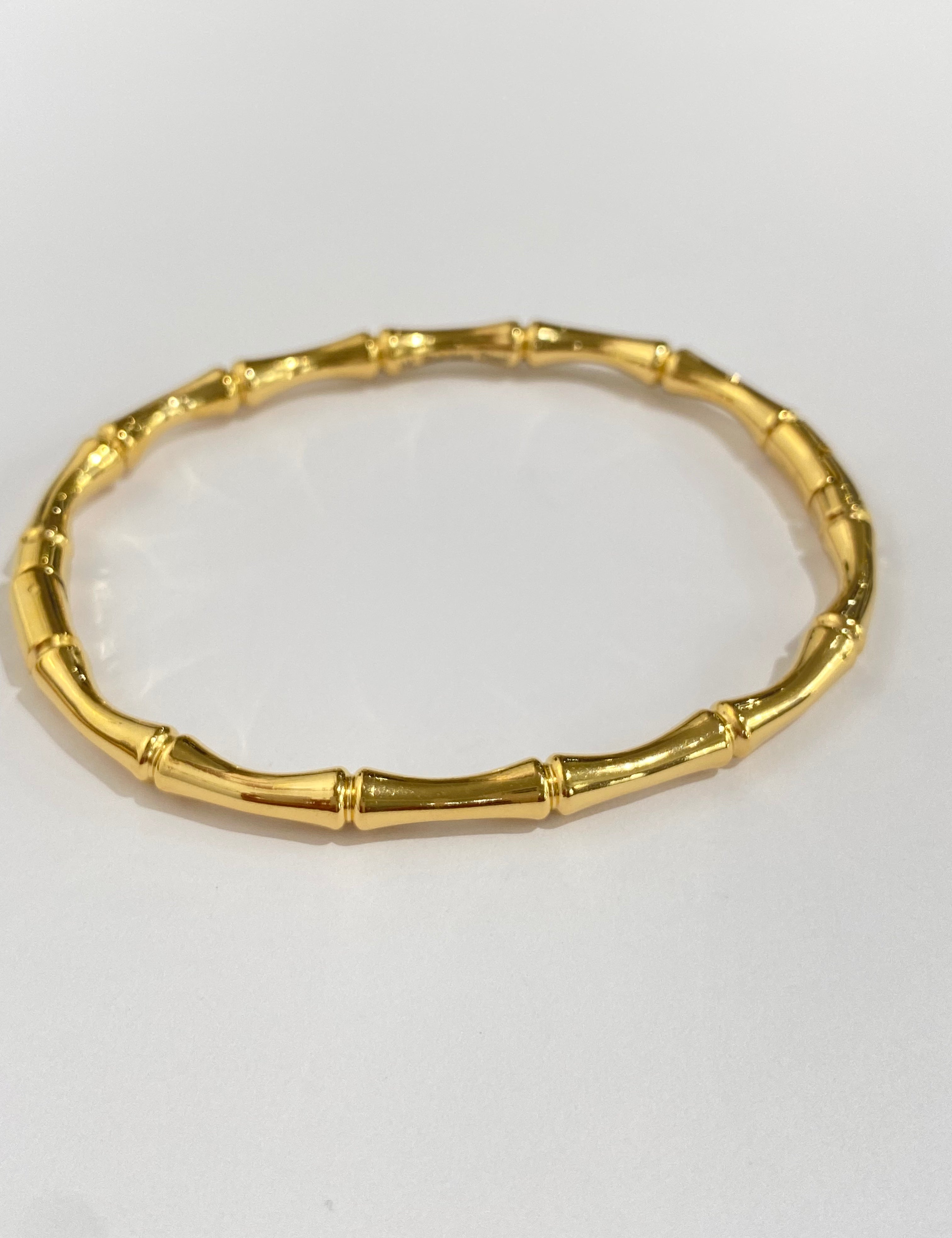 Bracelet Sarah, jonc doré rigide aux lignes de bambou, sur fond gris - Ordiajade