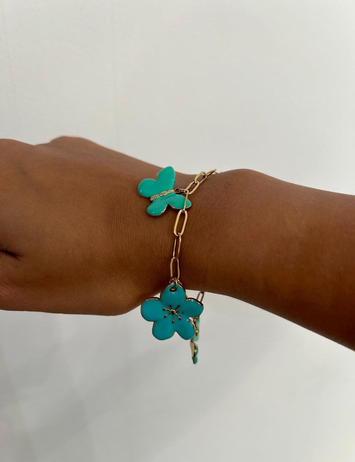 Bracelet Veliana doré à breloques vertes porté au poignet - Ordiajade