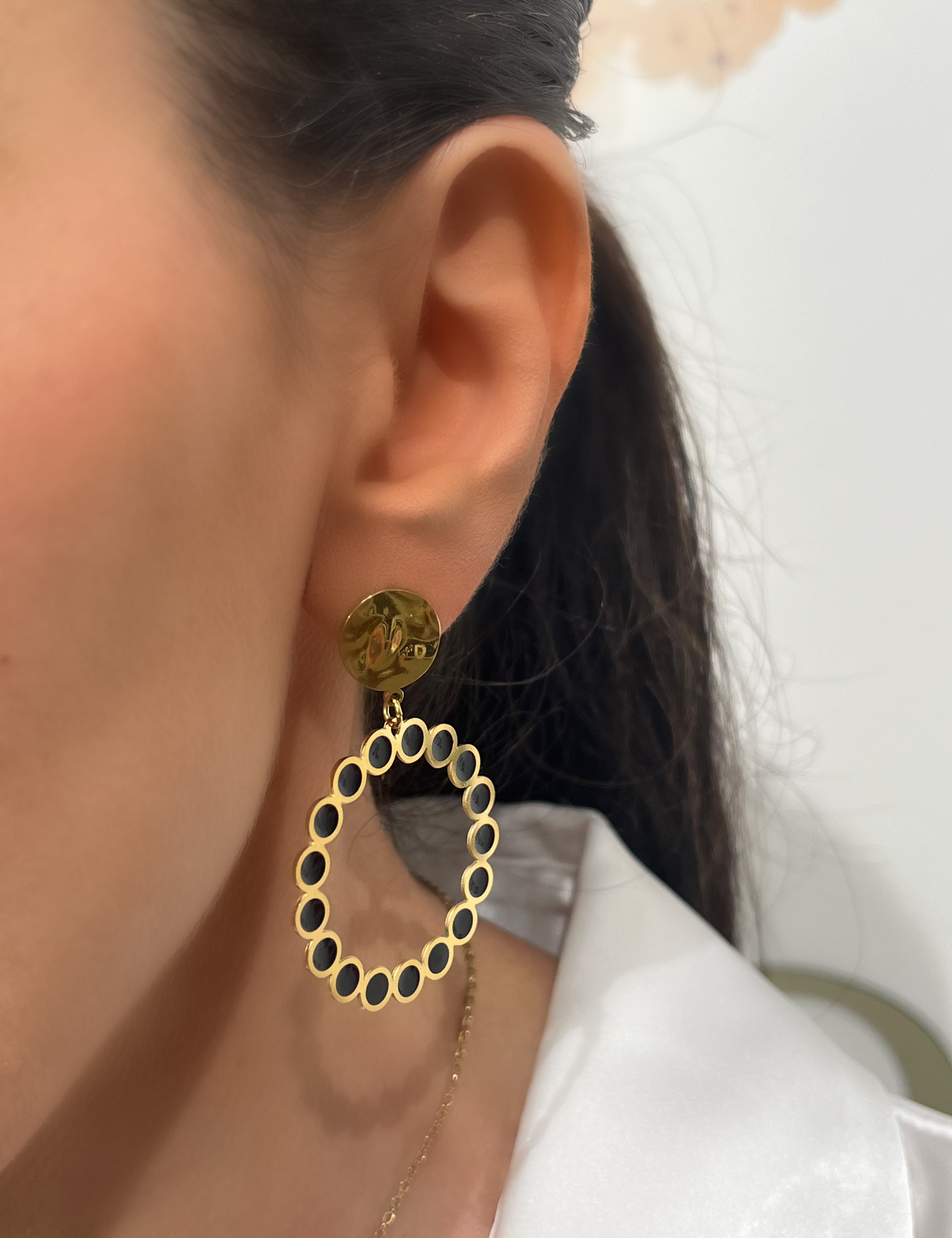 Boucles Calm pendantes, anneau ovale serti de pierres noires, portées à l'oreille - Ordiajade