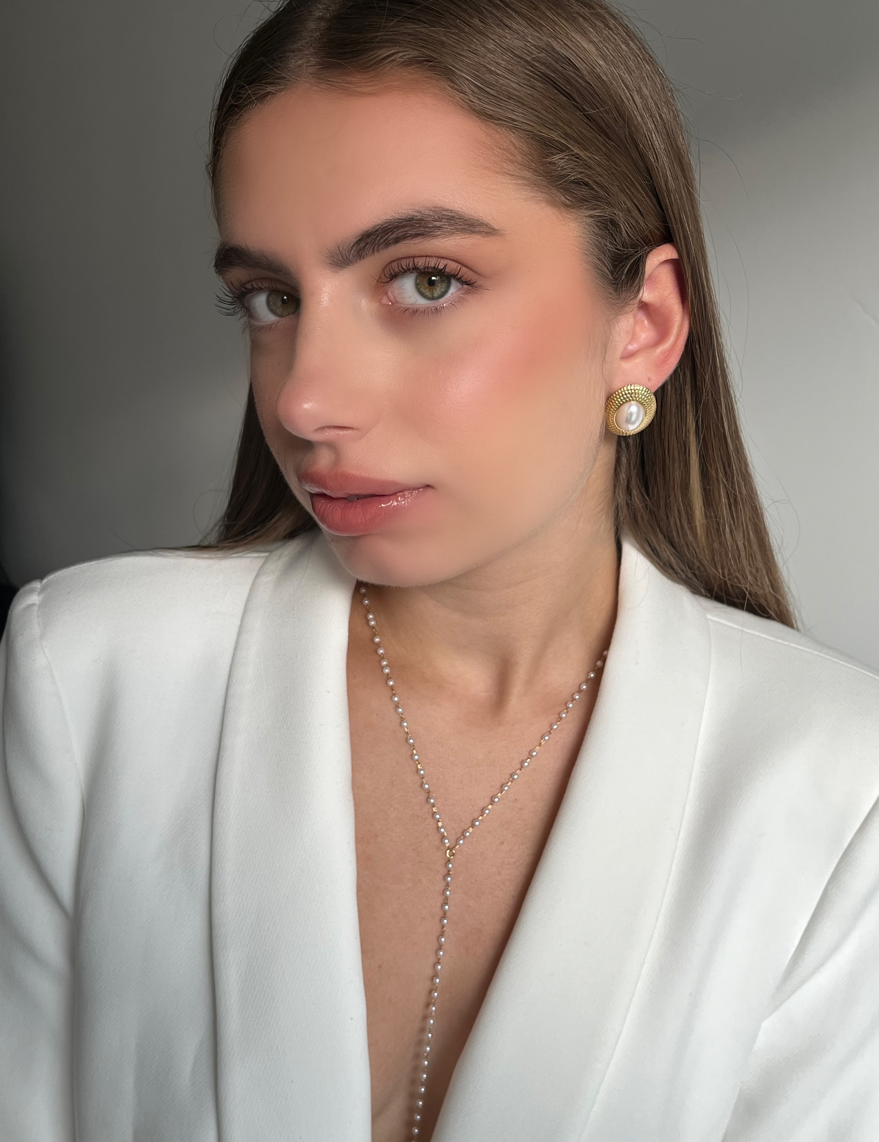 Chaîne de corps Perle portée avec un blazer blanc - Ordiajade