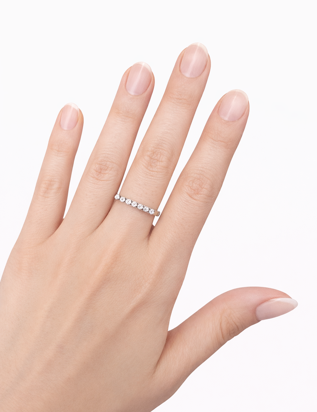 Bague Magic argentée à barrette sertie de strass, portée au doigt - Ordiajade