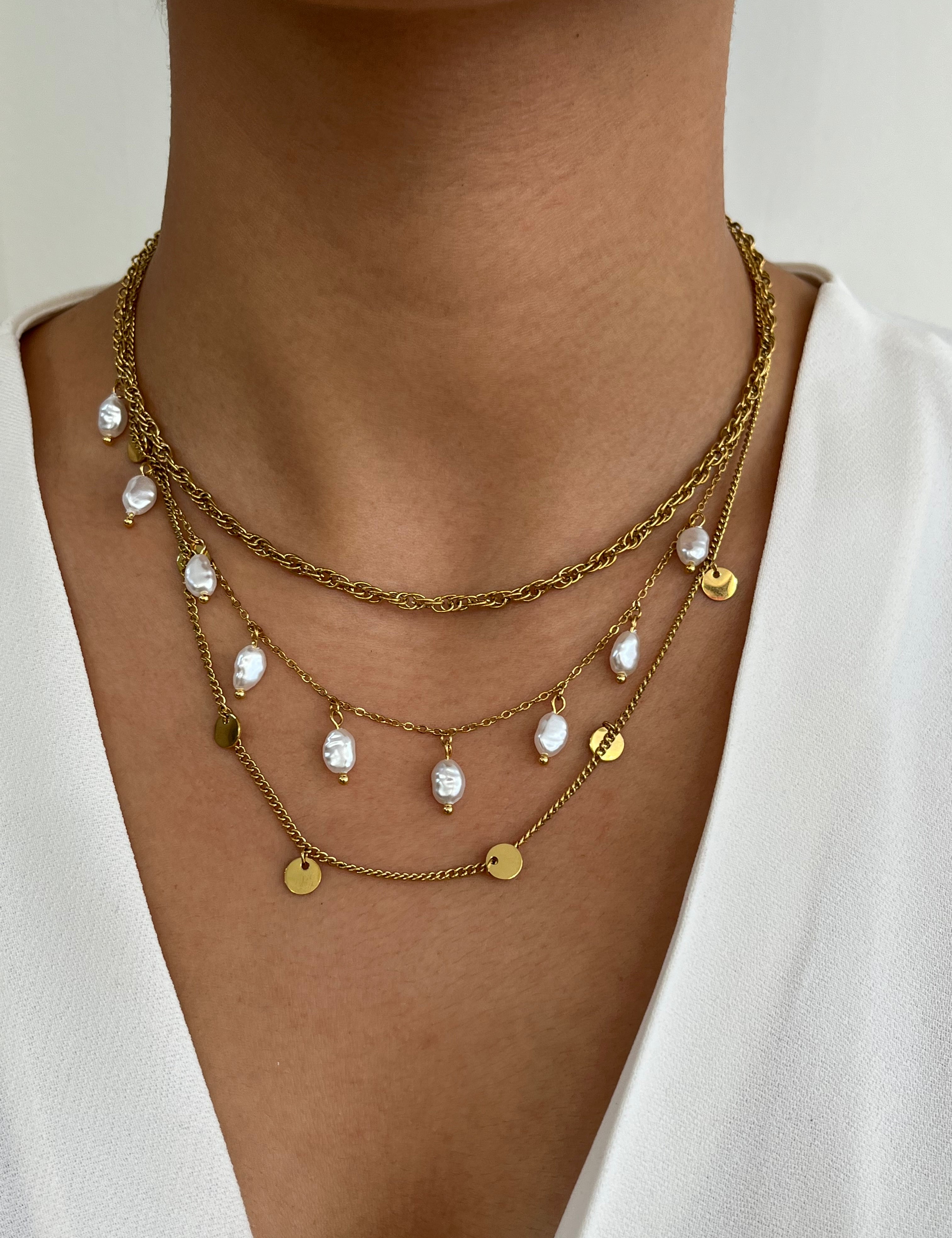 Collier White Pearl doré à double rang de perles blanches et pastilles porté au cou - Ordiajade