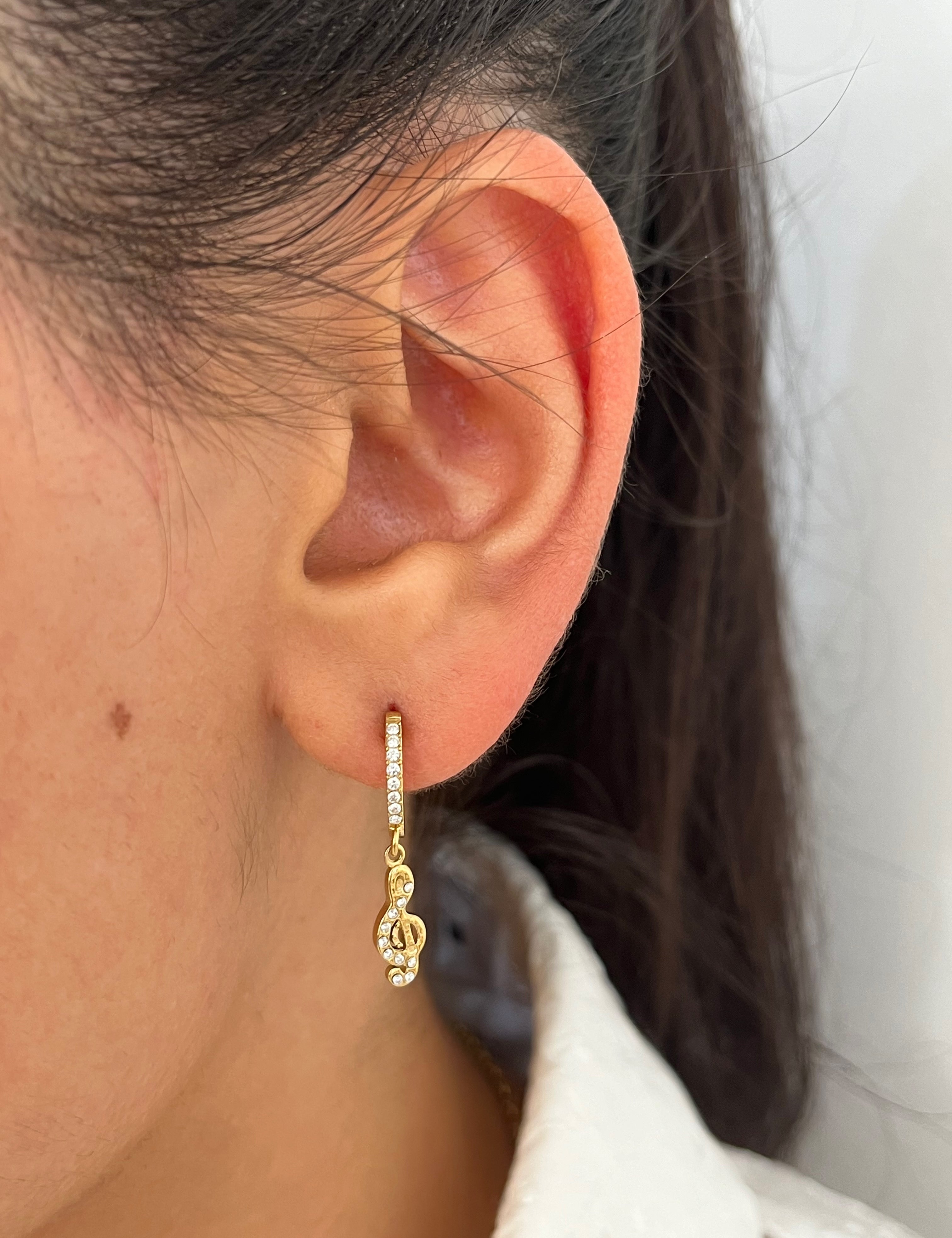Mono-boucle Treble Clef, créole dorée à clé de sol pendante portée à l'oreille - Ordiajade