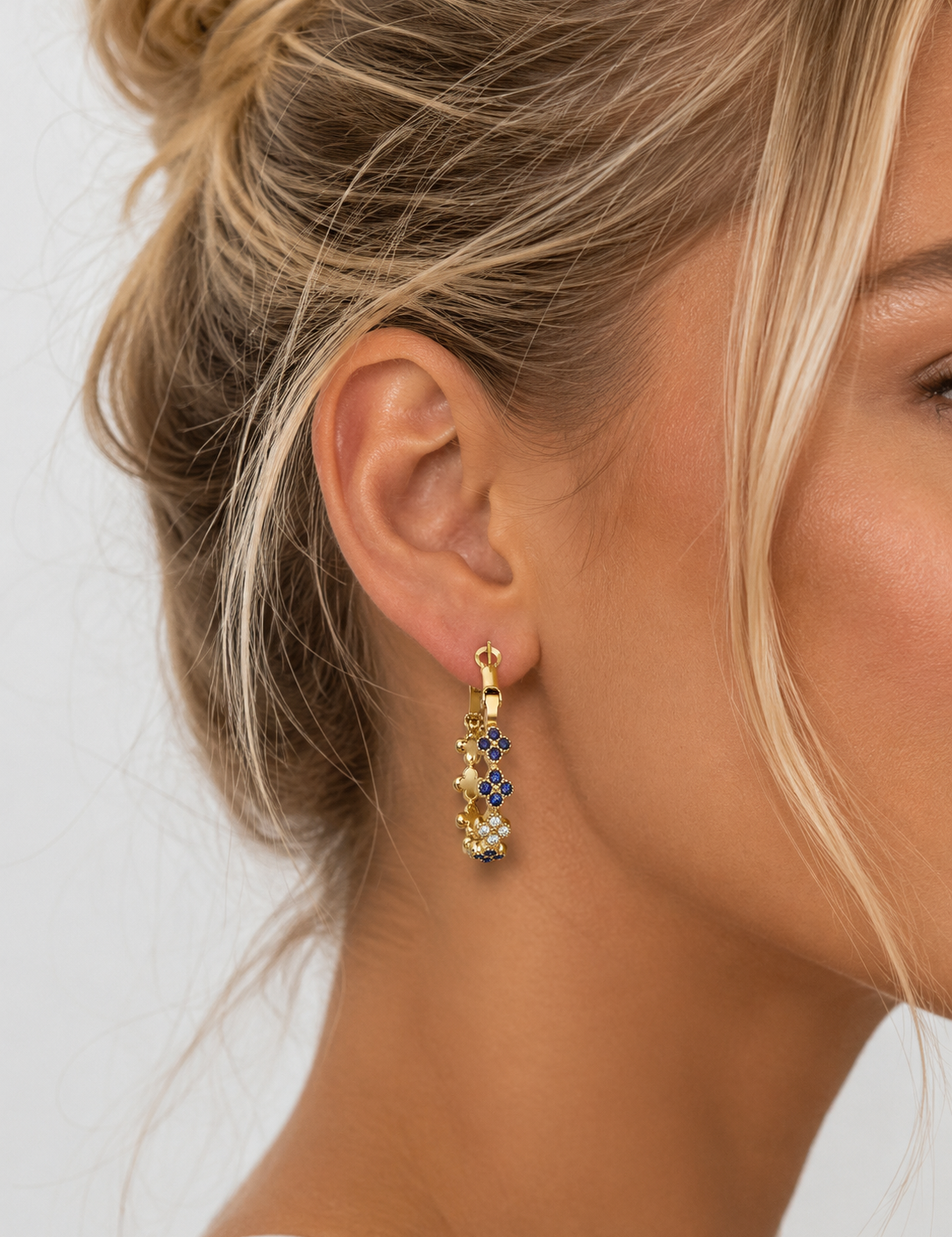 Boucles d'oreilles Violette, créoles dorées à petites fleurs noires et dorées portées à l'oreille - Ordiajade